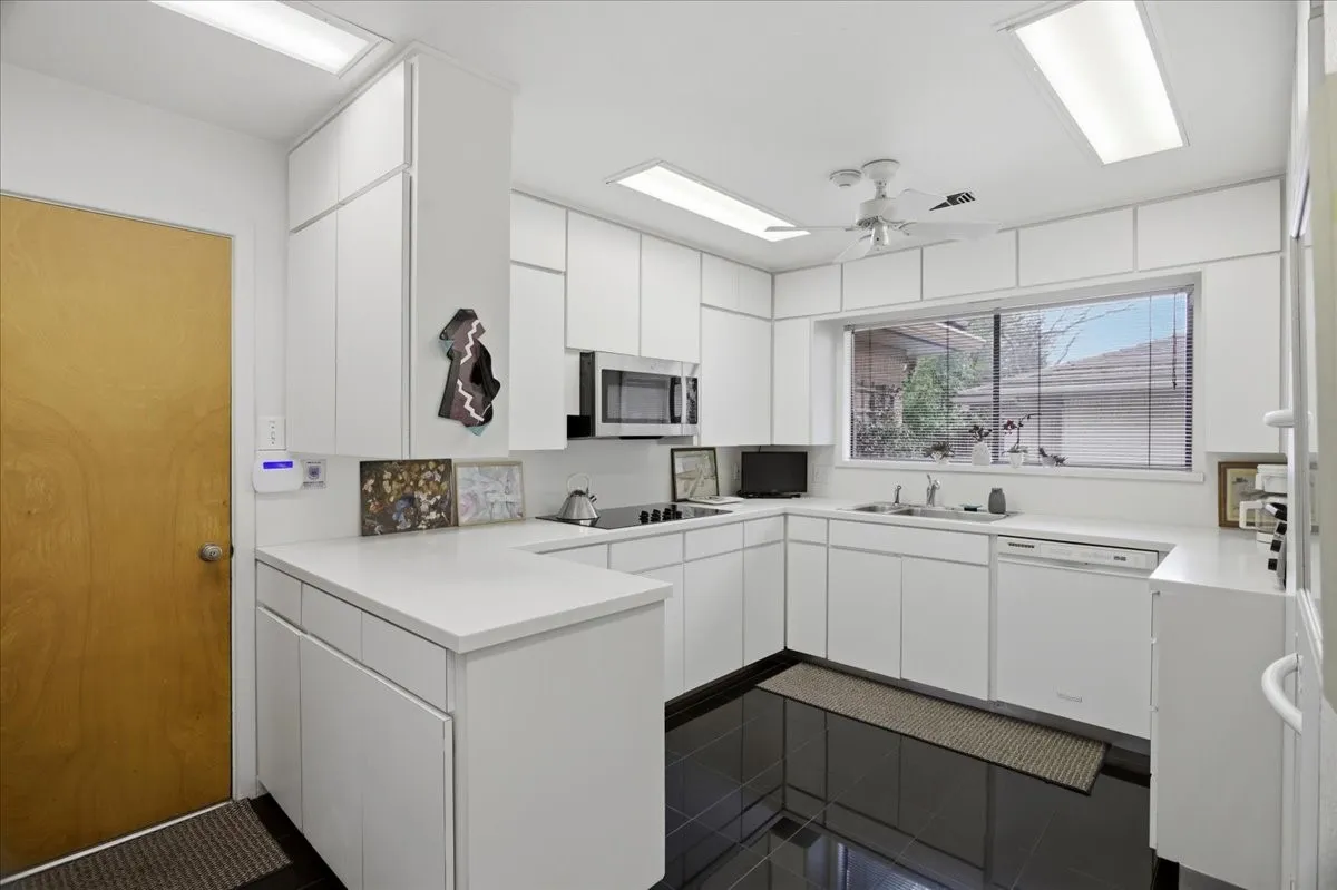 Single Family Residence For Sale in Tarrant County , 2001 Deepdale Drive, Westover Hills, Texas 76107, 3 Bedroom, 3 Bathroom, 2 Garage spaces, 3,024 Sqft, built in 1976, mls#21381645, Real Estate Agent in Westover Hills, Homes For Sale in Tarrant county, Homes For Sale in Westover Hills, Realtor in Westover Hills Texas, Real Estate Brokerage Independent Realty Texas, Luminita Cordes Realtor