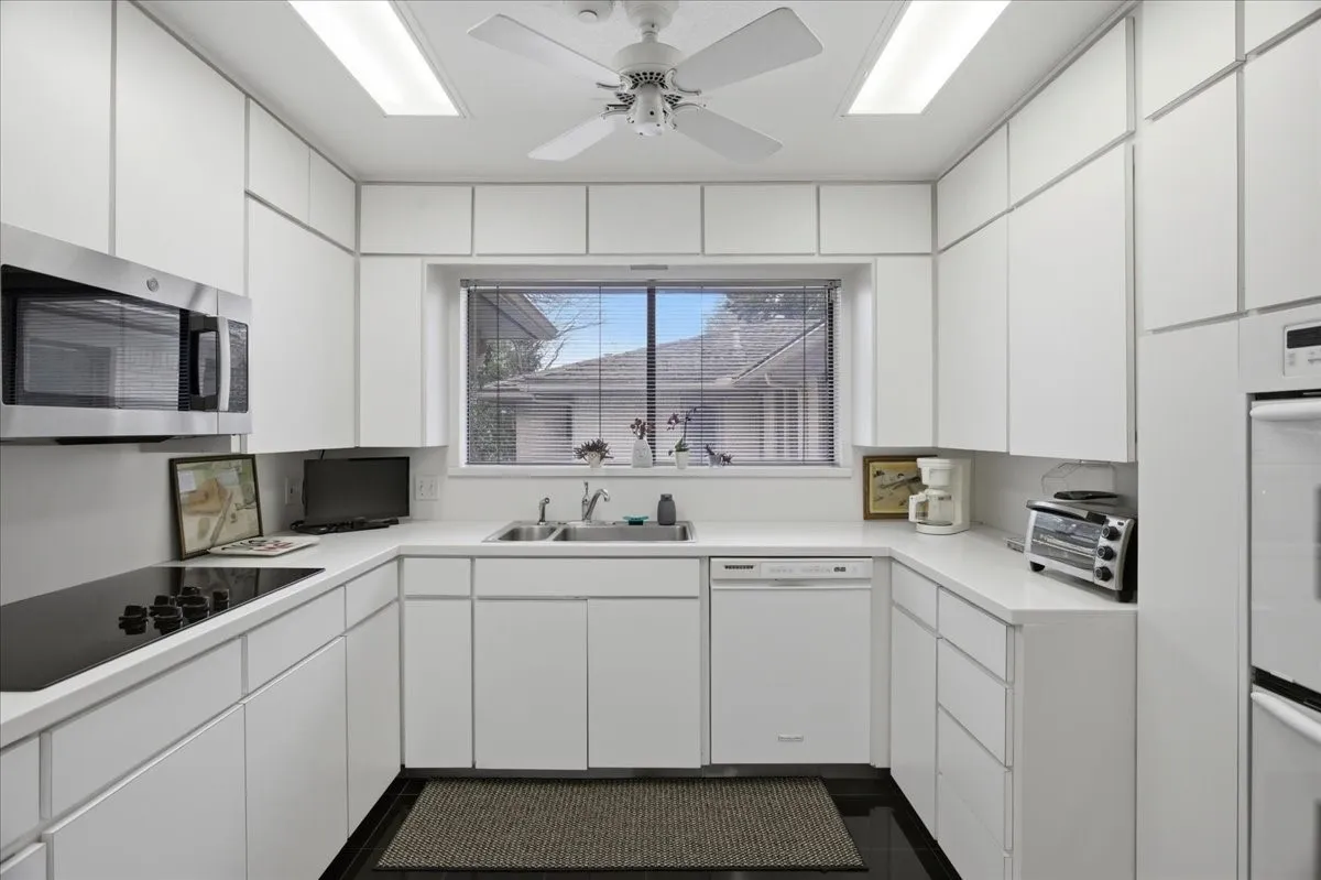 Single Family Residence For Sale in Tarrant County , 2001 Deepdale Drive, Westover Hills, Texas 76107, 3 Bedroom, 3 Bathroom, 2 Garage spaces, 3,024 Sqft, built in 1976, mls#21381645, Real Estate Agent in Westover Hills, Homes For Sale in Tarrant county, Homes For Sale in Westover Hills, Realtor in Westover Hills Texas, Real Estate Brokerage Independent Realty Texas, Luminita Cordes Realtor