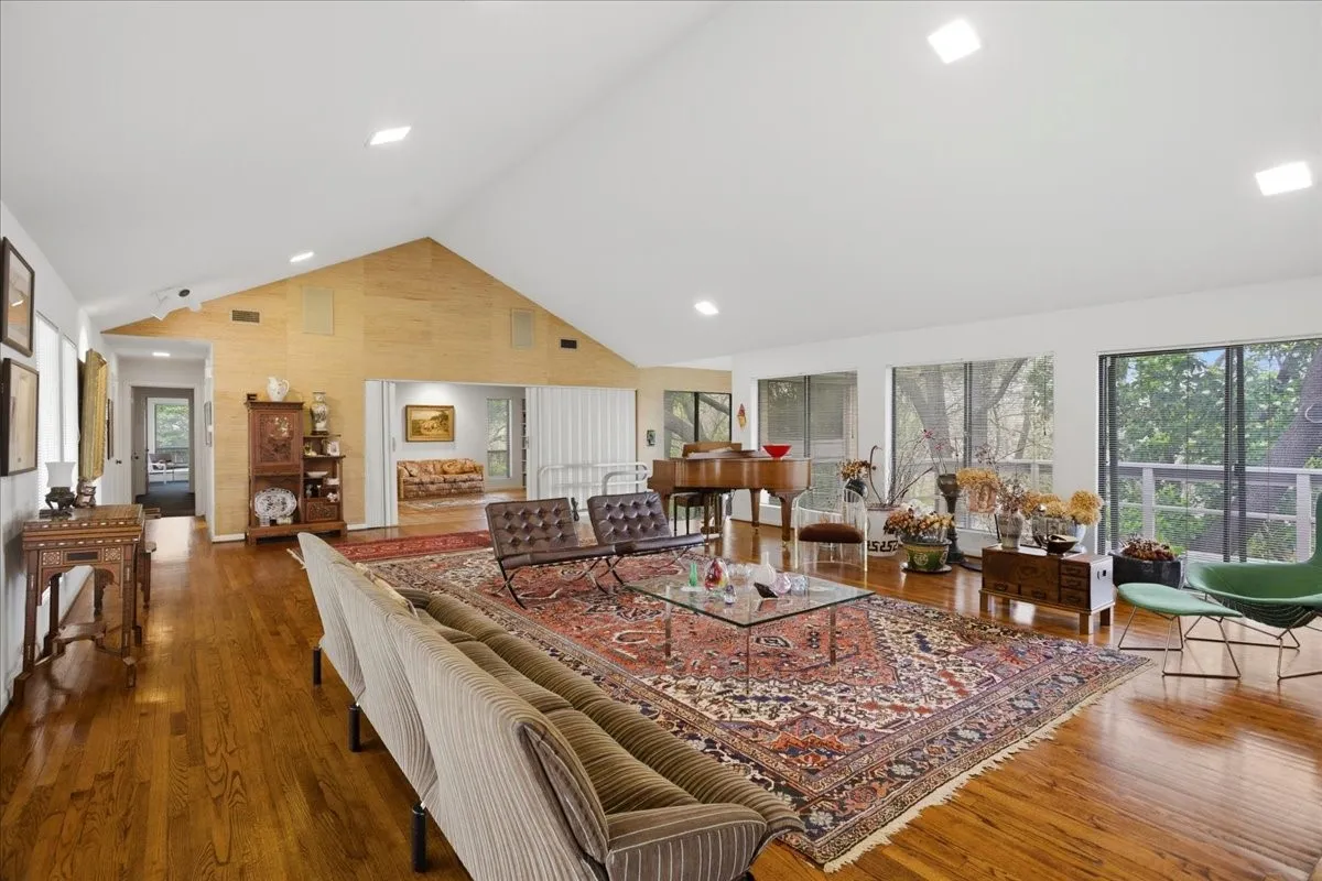 Single Family Residence For Sale in Tarrant County , 2001 Deepdale Drive, Westover Hills, Texas 76107, 3 Bedroom, 3 Bathroom, 2 Garage spaces, 3,024 Sqft, built in 1976, mls#21381645, Real Estate Agent in Westover Hills, Homes For Sale in Tarrant county, Homes For Sale in Westover Hills, Realtor in Westover Hills Texas, Real Estate Brokerage Independent Realty Texas, Luminita Cordes Realtor
