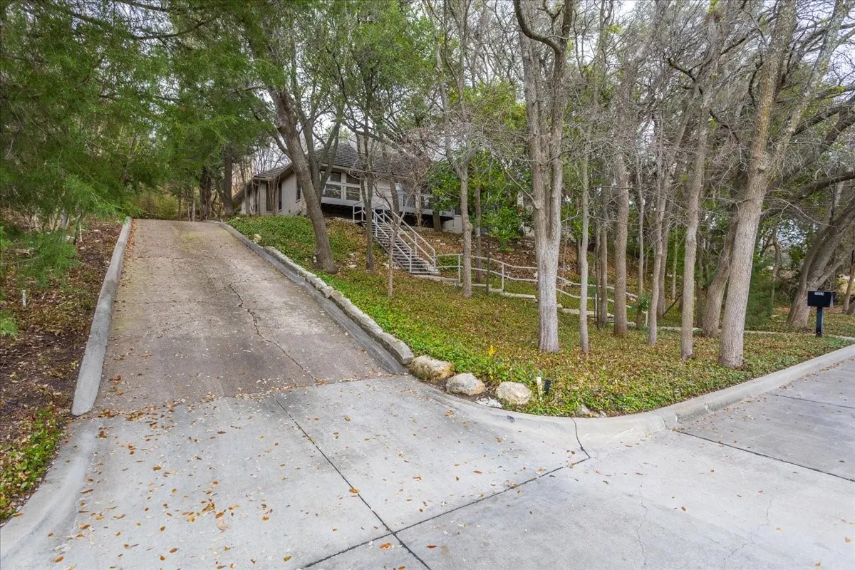 Single Family Residence For Sale in Tarrant County , 2001 Deepdale Drive, Westover Hills, Texas 76107, 3 Bedroom, 3 Bathroom, 2 Garage spaces, 3,024 Sqft, built in 1976, mls#21381645, Real Estate Agent in Westover Hills, Homes For Sale in Tarrant county, Homes For Sale in Westover Hills, Realtor in Westover Hills Texas, Real Estate Brokerage Independent Realty Texas, Luminita Cordes Realtor