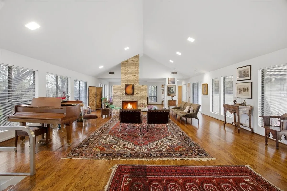 Single Family Residence For Sale in Tarrant County , 2001 Deepdale Drive, Westover Hills, Texas 76107, 3 Bedroom, 3 Bathroom, 2 Garage spaces, 3,024 Sqft, built in 1976, mls#21381645, Real Estate Agent in Westover Hills, Homes For Sale in Tarrant county, Homes For Sale in Westover Hills, Realtor in Westover Hills Texas, Real Estate Brokerage Independent Realty Texas, Luminita Cordes Realtor