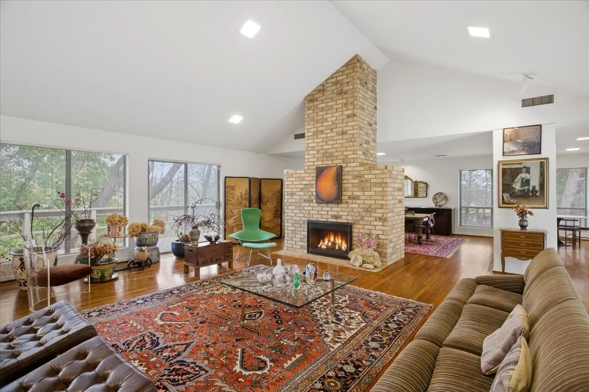 Single Family Residence For Sale in Tarrant County , 2001 Deepdale Drive, Westover Hills, Texas 76107, 3 Bedroom, 3 Bathroom, 2 Garage spaces, 3,024 Sqft, built in 1976, mls#21381645, Real Estate Agent in Westover Hills, Homes For Sale in Tarrant county, Homes For Sale in Westover Hills, Realtor in Westover Hills Texas, Real Estate Brokerage Independent Realty Texas, Luminita Cordes Realtor
