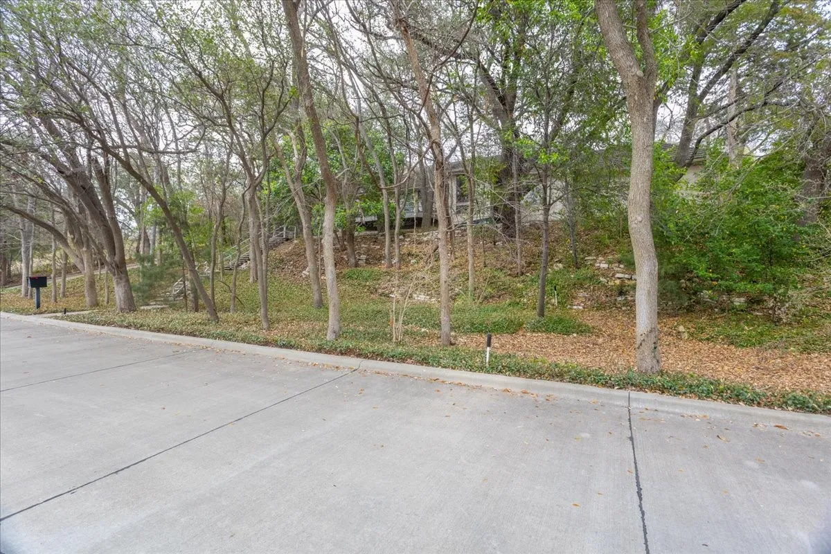 Single Family Residence For Sale in Tarrant County , 2001 Deepdale Drive, Westover Hills, Texas 76107, 3 Bedroom, 3 Bathroom, 2 Garage spaces, 3,024 Sqft, built in 1976, mls#21381645, Real Estate Agent in Westover Hills, Homes For Sale in Tarrant county, Homes For Sale in Westover Hills, Realtor in Westover Hills Texas, Real Estate Brokerage Independent Realty Texas, Luminita Cordes Realtor