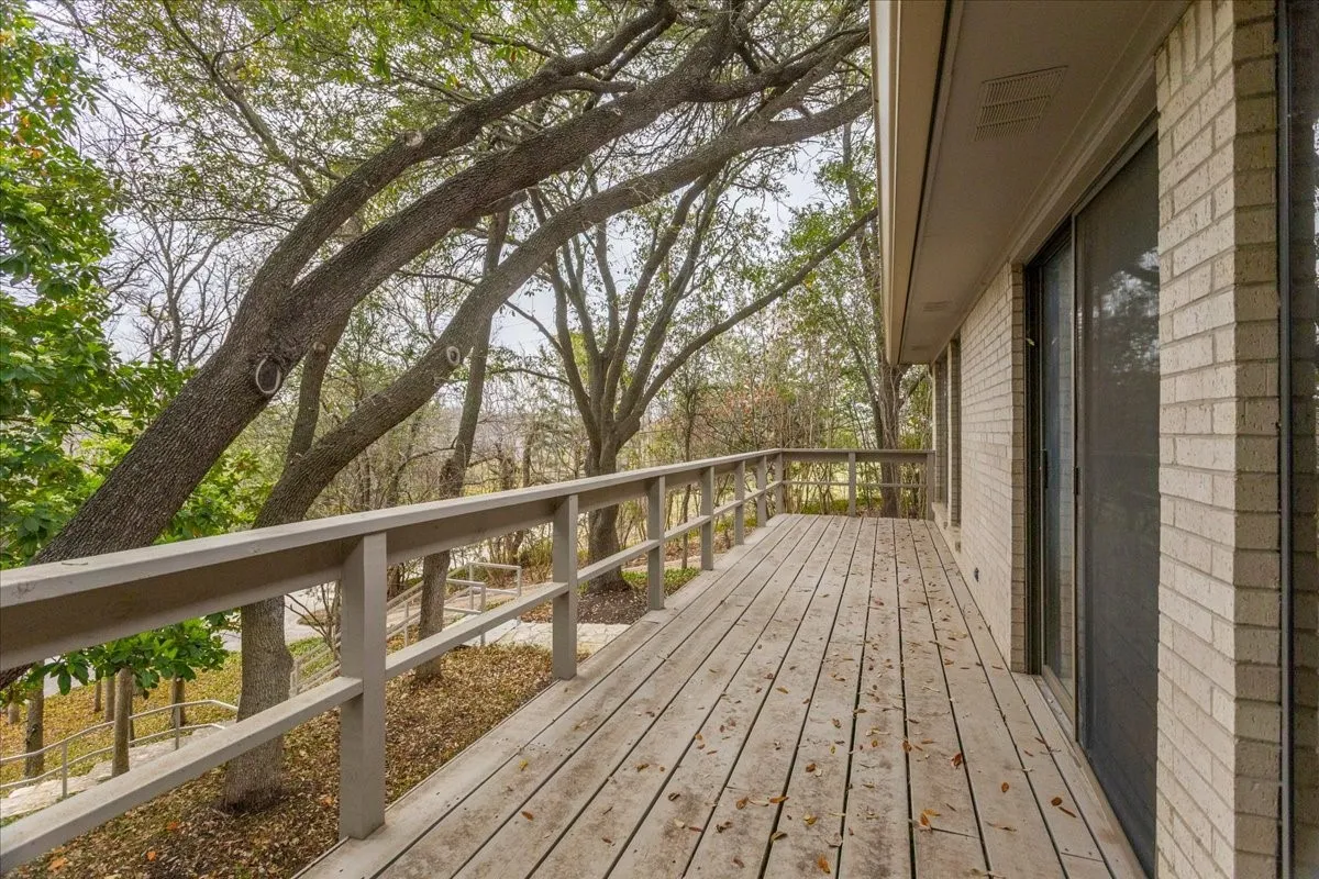 Single Family Residence For Sale in Tarrant County , 2001 Deepdale Drive, Westover Hills, Texas 76107, 3 Bedroom, 3 Bathroom, 2 Garage spaces, 3,024 Sqft, built in 1976, mls#21381645, Real Estate Agent in Westover Hills, Homes For Sale in Tarrant county, Homes For Sale in Westover Hills, Realtor in Westover Hills Texas, Real Estate Brokerage Independent Realty Texas, Luminita Cordes Realtor