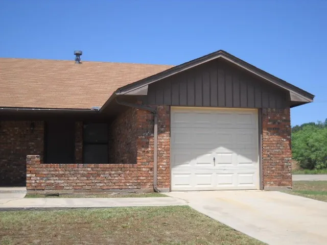 Duplex For Rent in Taylor County , 590 SCOTLAND Court, Abilene, Texas 79601, 2 Bedroom, 2 Bathroom, 1 Garage spaces, 1,082 Sqft, built in 1983, mls#21384463, Real Estate Agent in Abilene, Homes For Rent in Taylor county, Homes For Rent in Abilene, Realtor in Abilene Texas, Real Estate Brokerage Independent Realty Texas, Luminita Cordes Realtor