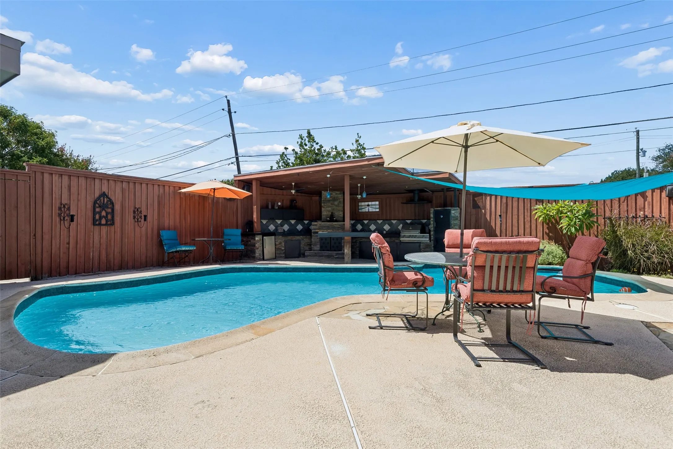 Single Family Residence For Sale in Dallas County , 13121 Halwin Circle, Dallas, Texas 75243, 3 Bedroom, 3 Bathroom, 2 Garage spaces, 2,581 Sqft, built in 1978, mls#21381118, Real Estate Agent in Dallas, Homes For Sale in Dallas county, Homes For Sale in Dallas, Realtor in Dallas Texas, Real Estate Brokerage Independent Realty Texas, Luminita Cordes Realtor