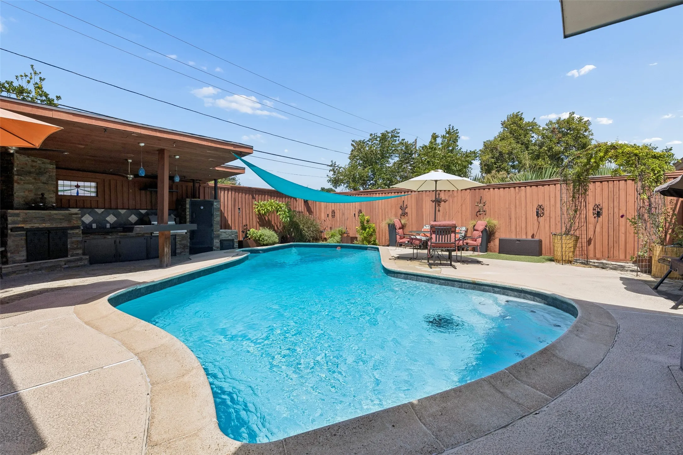 Single Family Residence For Sale in Dallas County , 13121 Halwin Circle, Dallas, Texas 75243, 3 Bedroom, 3 Bathroom, 2 Garage spaces, 2,581 Sqft, built in 1978, mls#21381118, Real Estate Agent in Dallas, Homes For Sale in Dallas county, Homes For Sale in Dallas, Realtor in Dallas Texas, Real Estate Brokerage Independent Realty Texas, Luminita Cordes Realtor