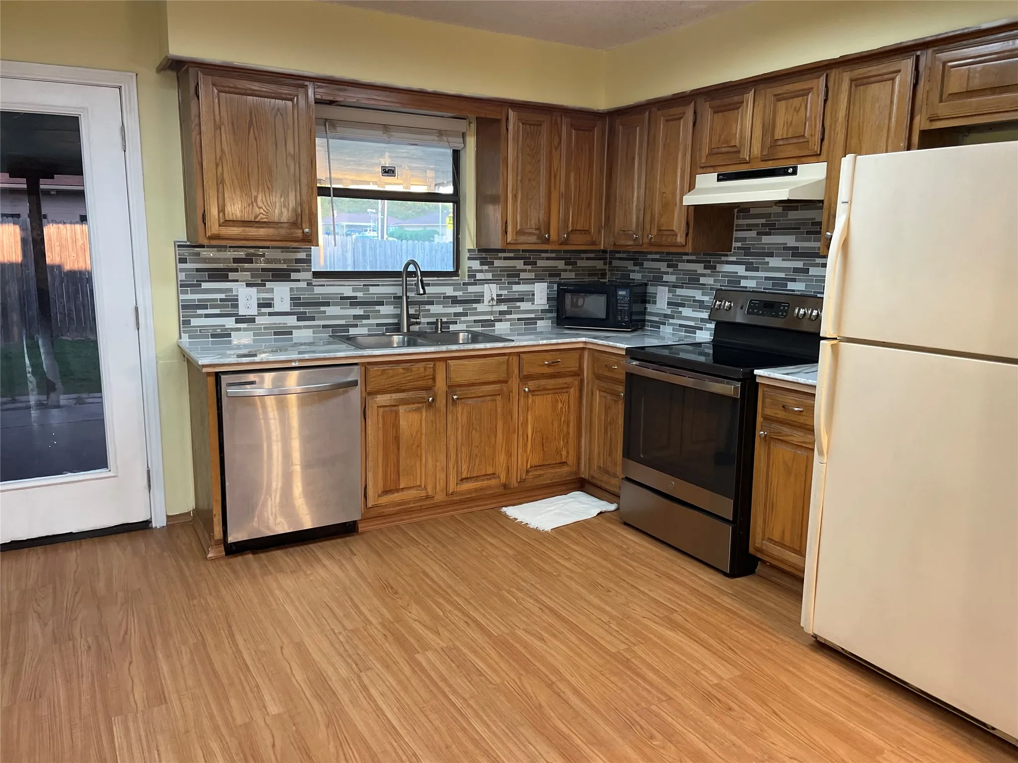 Single Family Residence For Rent in Dallas County , 2000 Ann Avenue, Carrollton, Texas 75006, 3 Bedroom, 2 Bathroom, Garage spaces, 1,538 Sqft, built in 1984, mls#21384471, Real Estate Agent in Carrollton, Homes For Rent in Dallas county, Homes For Rent in Carrollton, Realtor in Carrollton Texas, Real Estate Brokerage Independent Realty Texas, Luminita Cordes Realtor