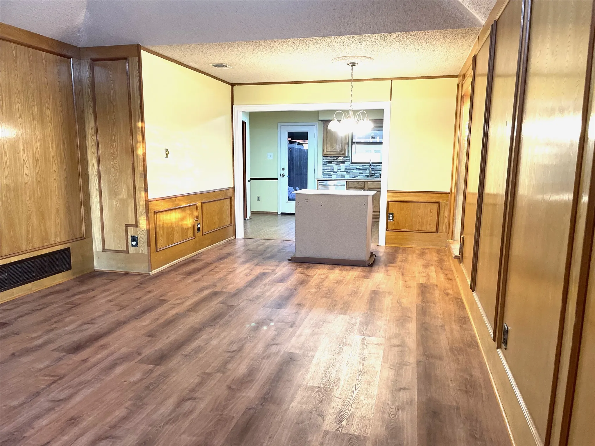 Single Family Residence For Rent in Dallas County , 2000 Ann Avenue, Carrollton, Texas 75006, 3 Bedroom, 2 Bathroom, Garage spaces, 1,538 Sqft, built in 1984, mls#21384471, Real Estate Agent in Carrollton, Homes For Rent in Dallas county, Homes For Rent in Carrollton, Realtor in Carrollton Texas, Real Estate Brokerage Independent Realty Texas, Luminita Cordes Realtor