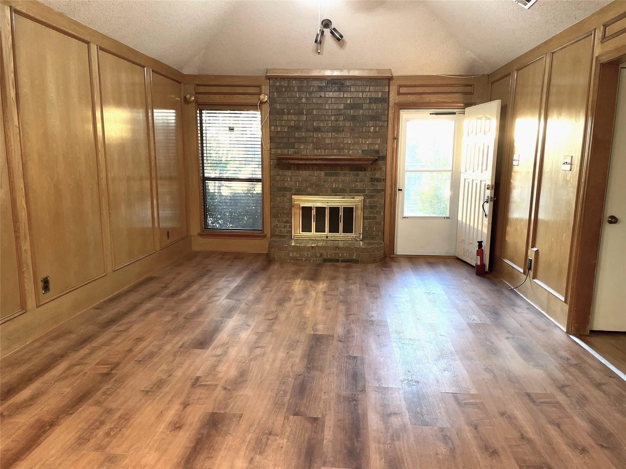 Single Family Residence For Rent in Dallas County , 2000 Ann Avenue, Carrollton, Texas 75006, 3 Bedroom, 2 Bathroom, Garage spaces, 1,538 Sqft, built in 1984, mls#21384471, Real Estate Agent in Carrollton, Homes For Rent in Dallas county, Homes For Rent in Carrollton, Realtor in Carrollton Texas, Real Estate Brokerage Independent Realty Texas, Luminita Cordes Realtor