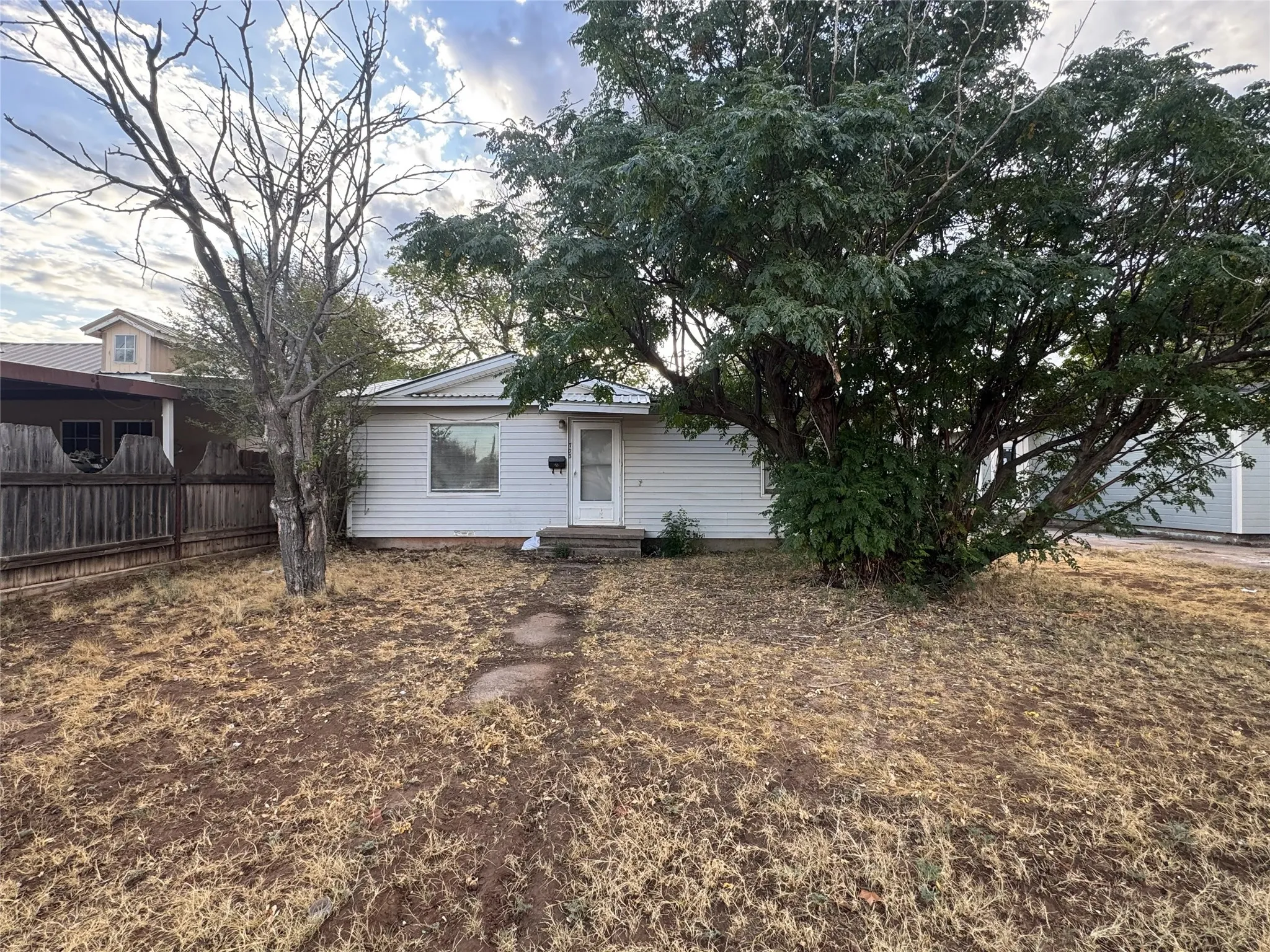 Single Family Residence For Rent in Taylor County , 703 Ash Street, Merkel, Texas 79601, 2 Bedroom, 1 Bathroom, Garage spaces, 720 Sqft, built in 1940, mls#21384484, Real Estate Agent in Merkel, Homes For Rent in Taylor county, Homes For Rent in Merkel, Realtor in Merkel Texas, Real Estate Brokerage Independent Realty Texas, Luminita Cordes Realtor