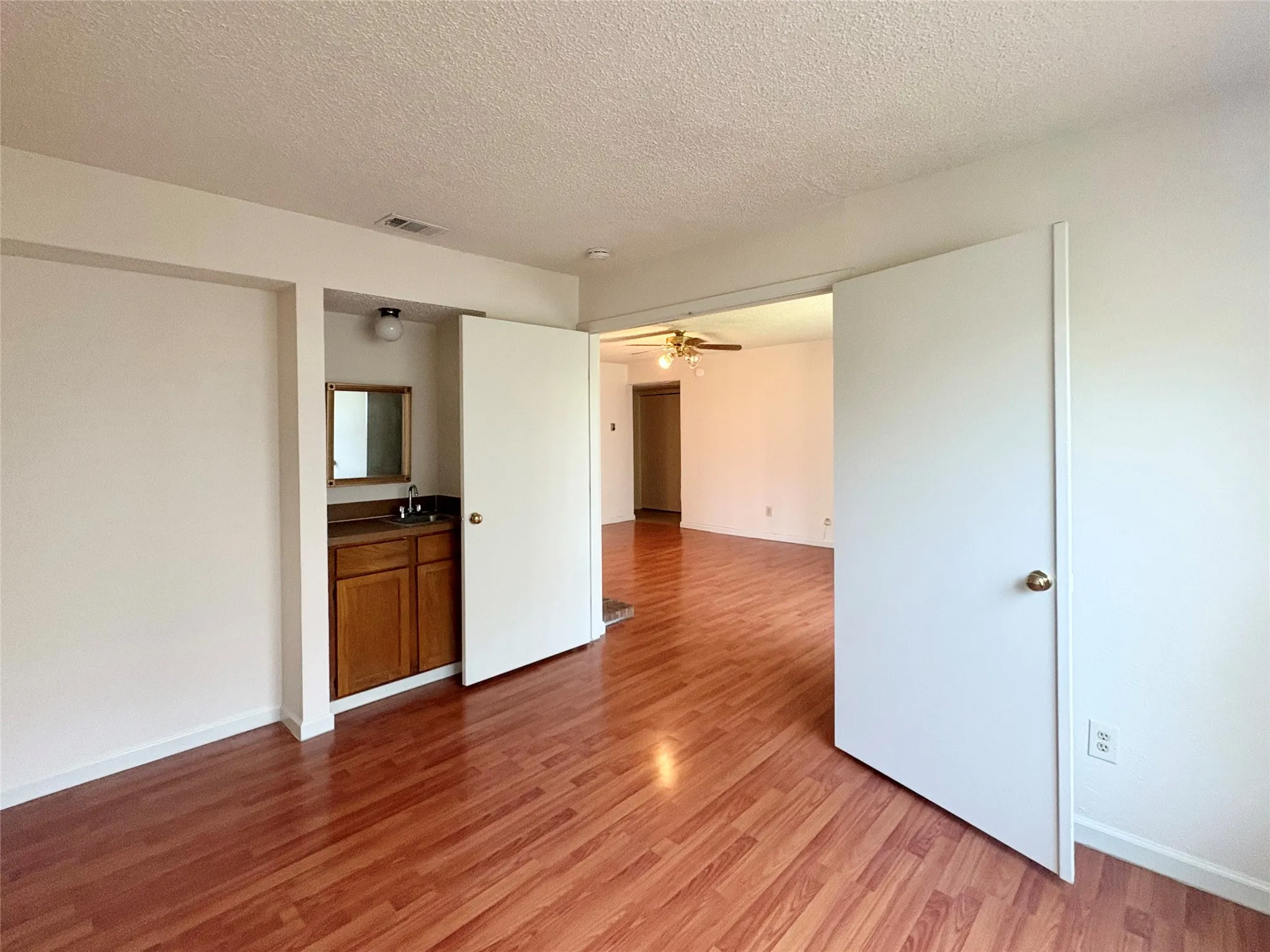 Condominium For Rent in Dallas County , 8109 Skillman Street 2015, Dallas, Texas 75231, 3 Bedroom, 2 Bathroom, Garage spaces, 1,205 Sqft, built in 1981, mls#21360804, Real Estate Agent in Dallas, Homes For Rent in Dallas county, Homes For Rent in Dallas, Realtor in Dallas Texas, Real Estate Brokerage Independent Realty Texas, Luminita Cordes Realtor