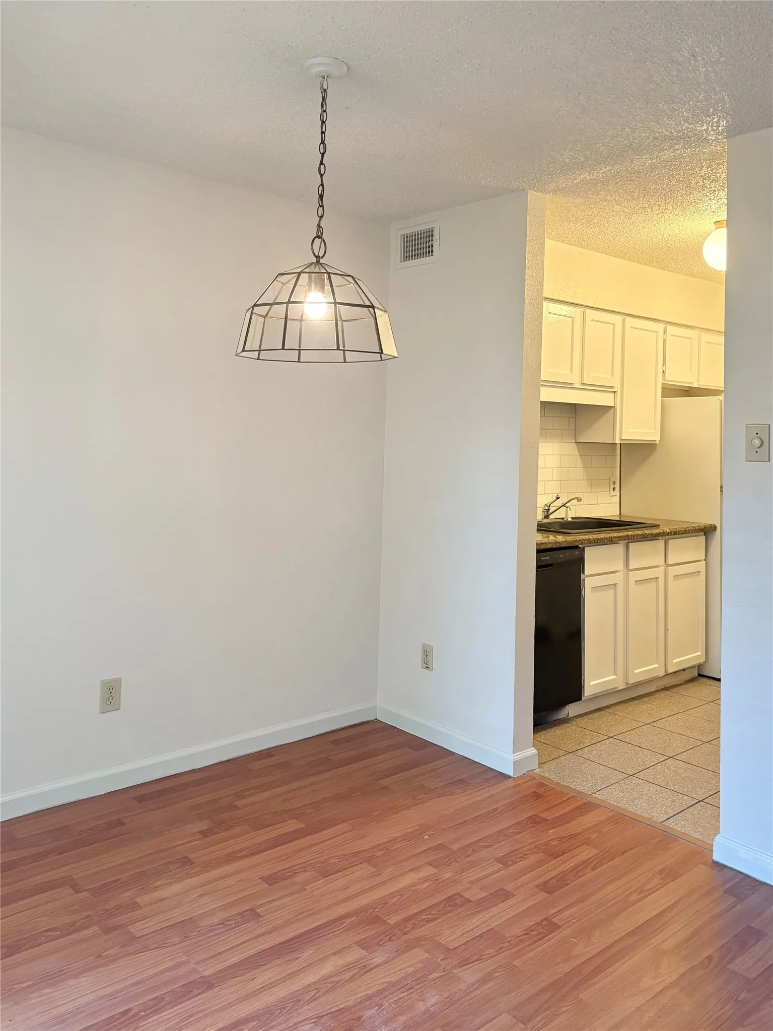Condominium For Rent in Dallas County , 8109 Skillman Street 2015, Dallas, Texas 75231, 3 Bedroom, 2 Bathroom, Garage spaces, 1,205 Sqft, built in 1981, mls#21360804, Real Estate Agent in Dallas, Homes For Rent in Dallas county, Homes For Rent in Dallas, Realtor in Dallas Texas, Real Estate Brokerage Independent Realty Texas, Luminita Cordes Realtor