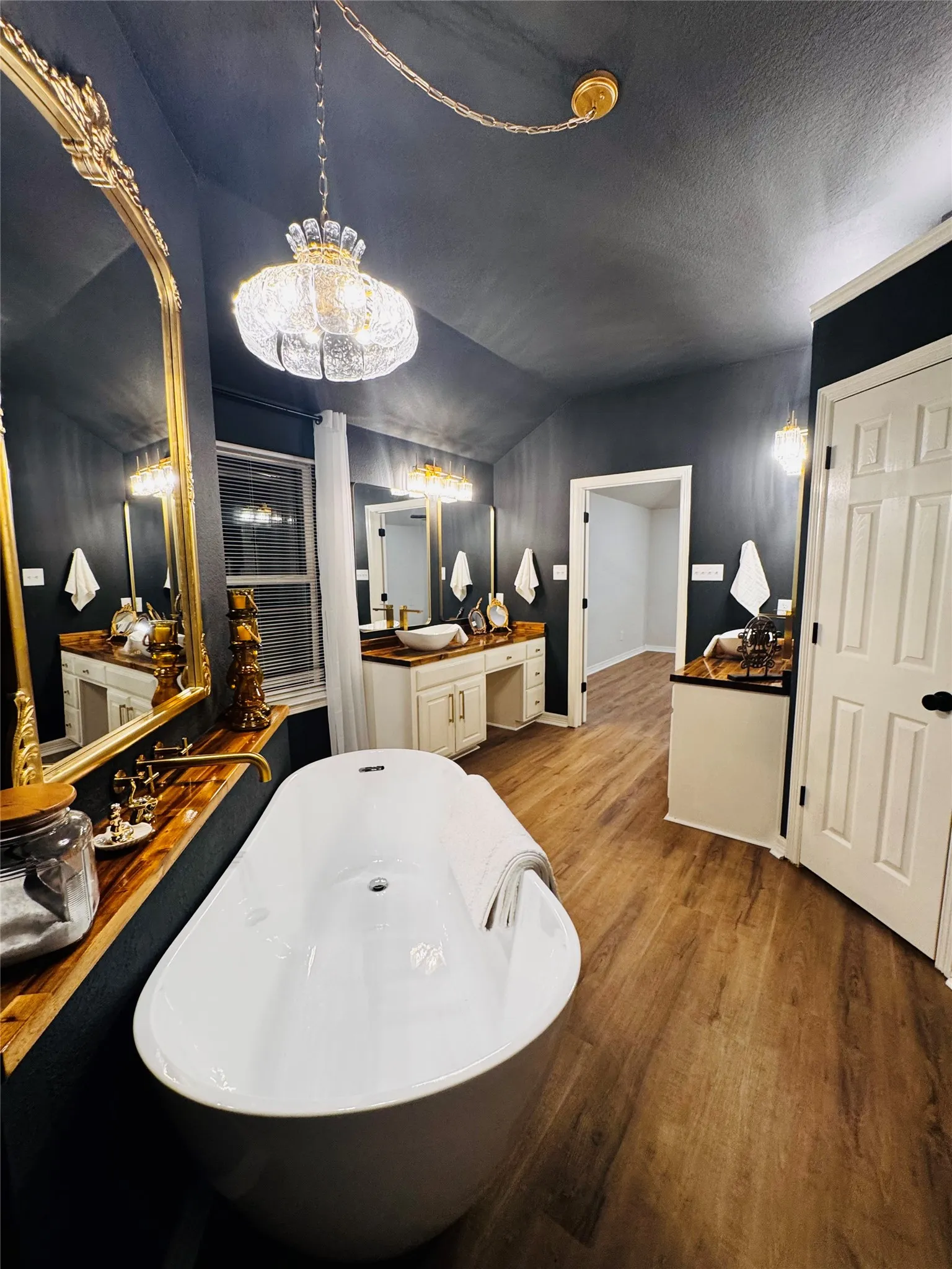 Single Family Residence For Sale in Ellis County , 709 Hollingsworth Lane, Red Oak, Texas 75154, 4 Bedroom, 3 Bathroom, 3 Garage spaces, 2,200 Sqft, built in 1996, mls#21384294, Real Estate Agent in Red Oak, Homes For Sale in Ellis county, Homes For Sale in Red Oak, Realtor in Red Oak Texas, Real Estate Brokerage Independent Realty Texas, Luminita Cordes Realtor