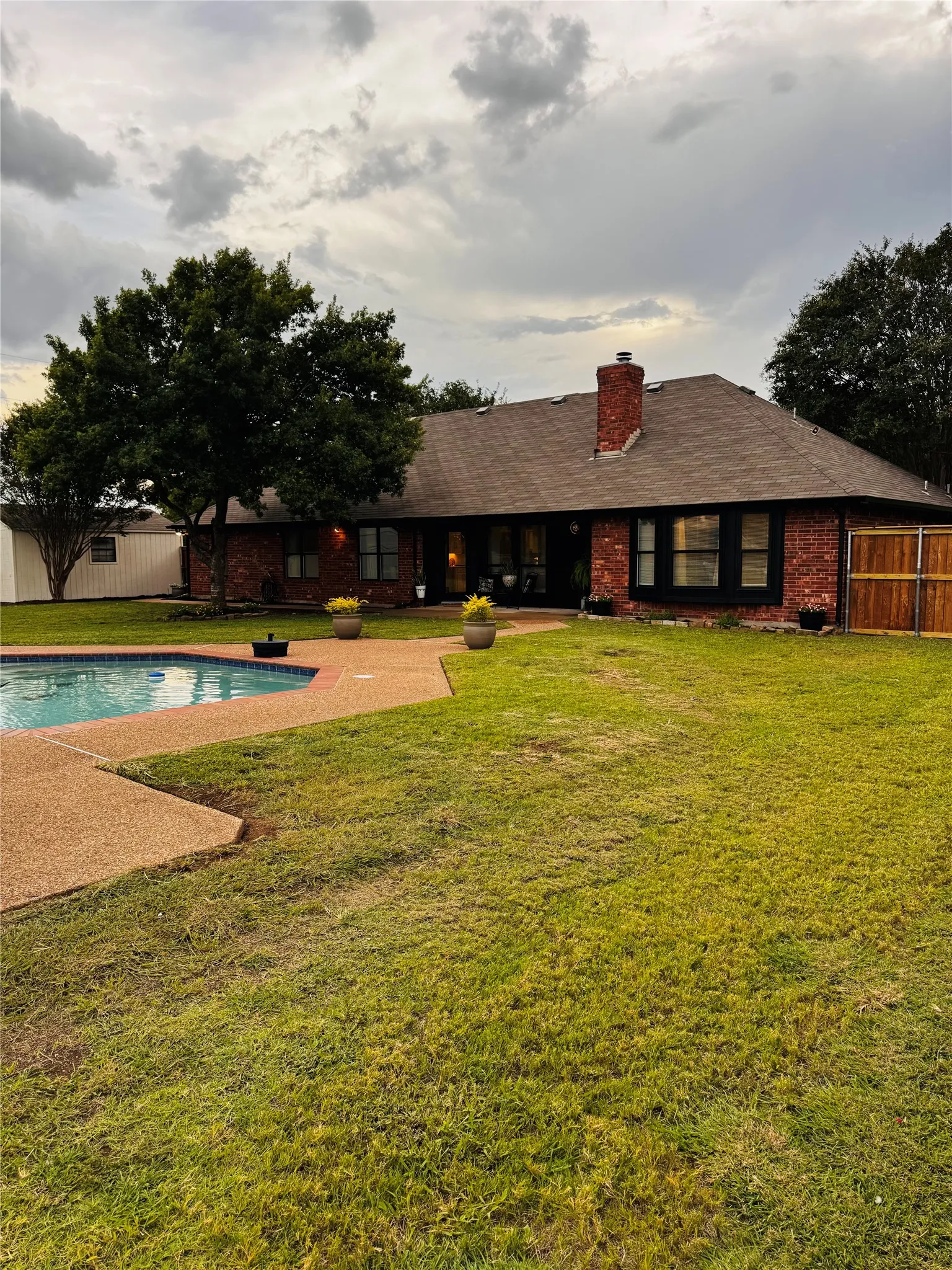 Single Family Residence For Sale in Ellis County , 709 Hollingsworth Lane, Red Oak, Texas 75154, 4 Bedroom, 3 Bathroom, 3 Garage spaces, 2,200 Sqft, built in 1996, mls#21384294, Real Estate Agent in Red Oak, Homes For Sale in Ellis county, Homes For Sale in Red Oak, Realtor in Red Oak Texas, Real Estate Brokerage Independent Realty Texas, Luminita Cordes Realtor