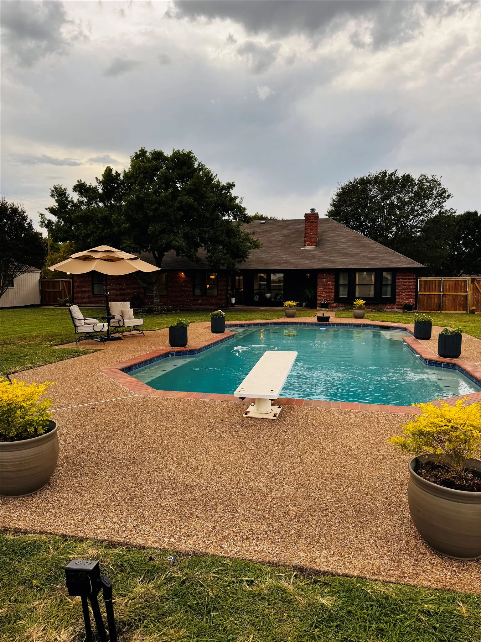 Single Family Residence For Sale in Ellis County , 709 Hollingsworth Lane, Red Oak, Texas 75154, 4 Bedroom, 3 Bathroom, 3 Garage spaces, 2,200 Sqft, built in 1996, mls#21384294, Real Estate Agent in Red Oak, Homes For Sale in Ellis county, Homes For Sale in Red Oak, Realtor in Red Oak Texas, Real Estate Brokerage Independent Realty Texas, Luminita Cordes Realtor