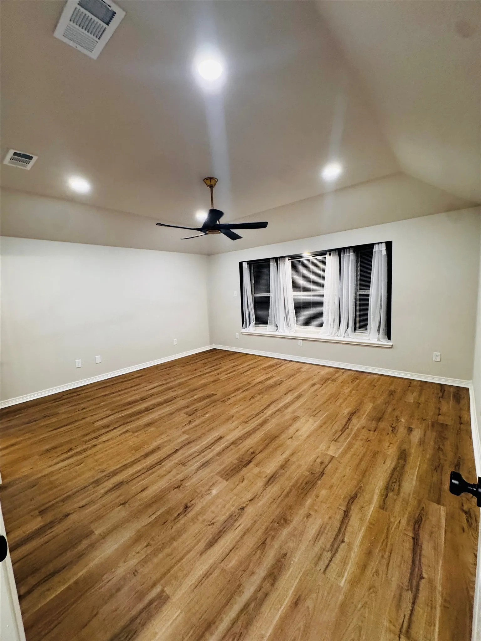 Single Family Residence For Sale in Ellis County , 709 Hollingsworth Lane, Red Oak, Texas 75154, 4 Bedroom, 3 Bathroom, 3 Garage spaces, 2,200 Sqft, built in 1996, mls#21384294, Real Estate Agent in Red Oak, Homes For Sale in Ellis county, Homes For Sale in Red Oak, Realtor in Red Oak Texas, Real Estate Brokerage Independent Realty Texas, Luminita Cordes Realtor
