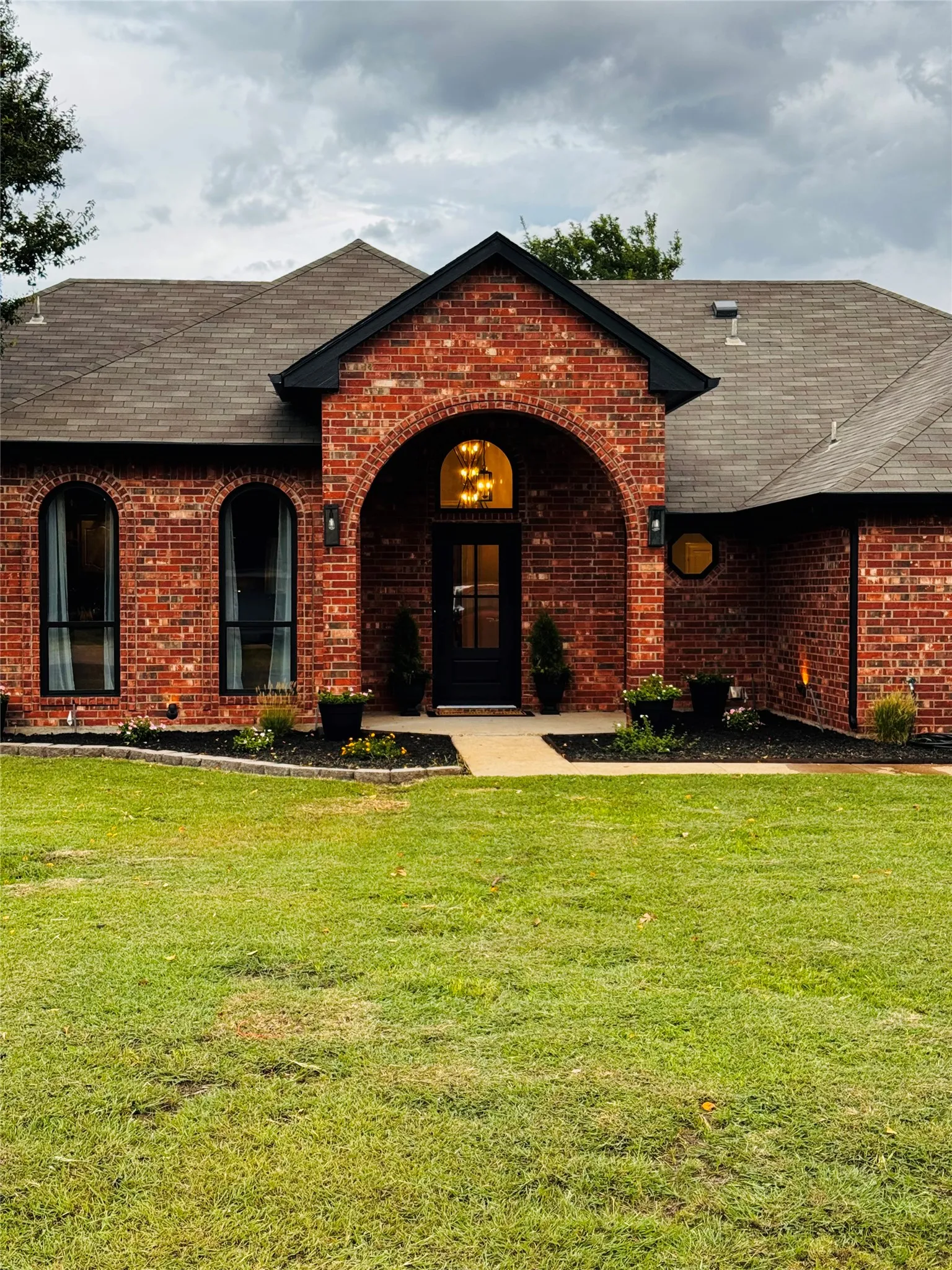 Single Family Residence For Sale in Ellis County , 709 Hollingsworth Lane, Red Oak, Texas 75154, 4 Bedroom, 3 Bathroom, 3 Garage spaces, 2,200 Sqft, built in 1996, mls#21384294, Real Estate Agent in Red Oak, Homes For Sale in Ellis county, Homes For Sale in Red Oak, Realtor in Red Oak Texas, Real Estate Brokerage Independent Realty Texas, Luminita Cordes Realtor