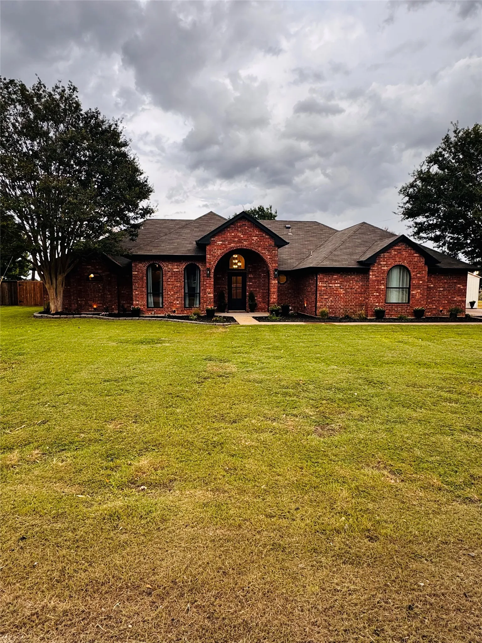 Single Family Residence For Sale in Ellis County , 709 Hollingsworth Lane, Red Oak, Texas 75154, 4 Bedroom, 3 Bathroom, 3 Garage spaces, 2,200 Sqft, built in 1996, mls#21384294, Real Estate Agent in Red Oak, Homes For Sale in Ellis county, Homes For Sale in Red Oak, Realtor in Red Oak Texas, Real Estate Brokerage Independent Realty Texas, Luminita Cordes Realtor