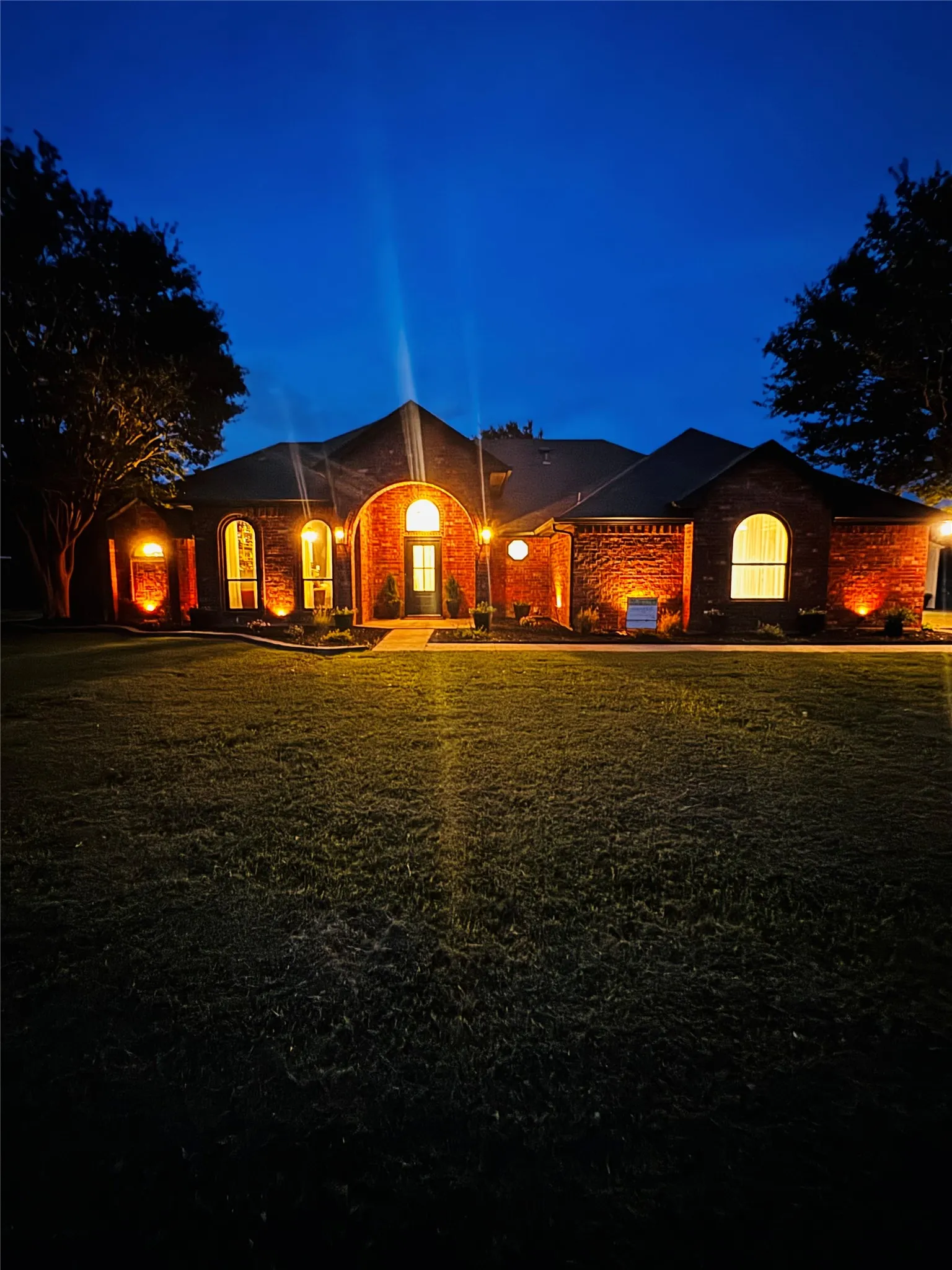 Single Family Residence For Sale in Ellis County , 709 Hollingsworth Lane, Red Oak, Texas 75154, 4 Bedroom, 3 Bathroom, 3 Garage spaces, 2,200 Sqft, built in 1996, mls#21384294, Real Estate Agent in Red Oak, Homes For Sale in Ellis county, Homes For Sale in Red Oak, Realtor in Red Oak Texas, Real Estate Brokerage Independent Realty Texas, Luminita Cordes Realtor