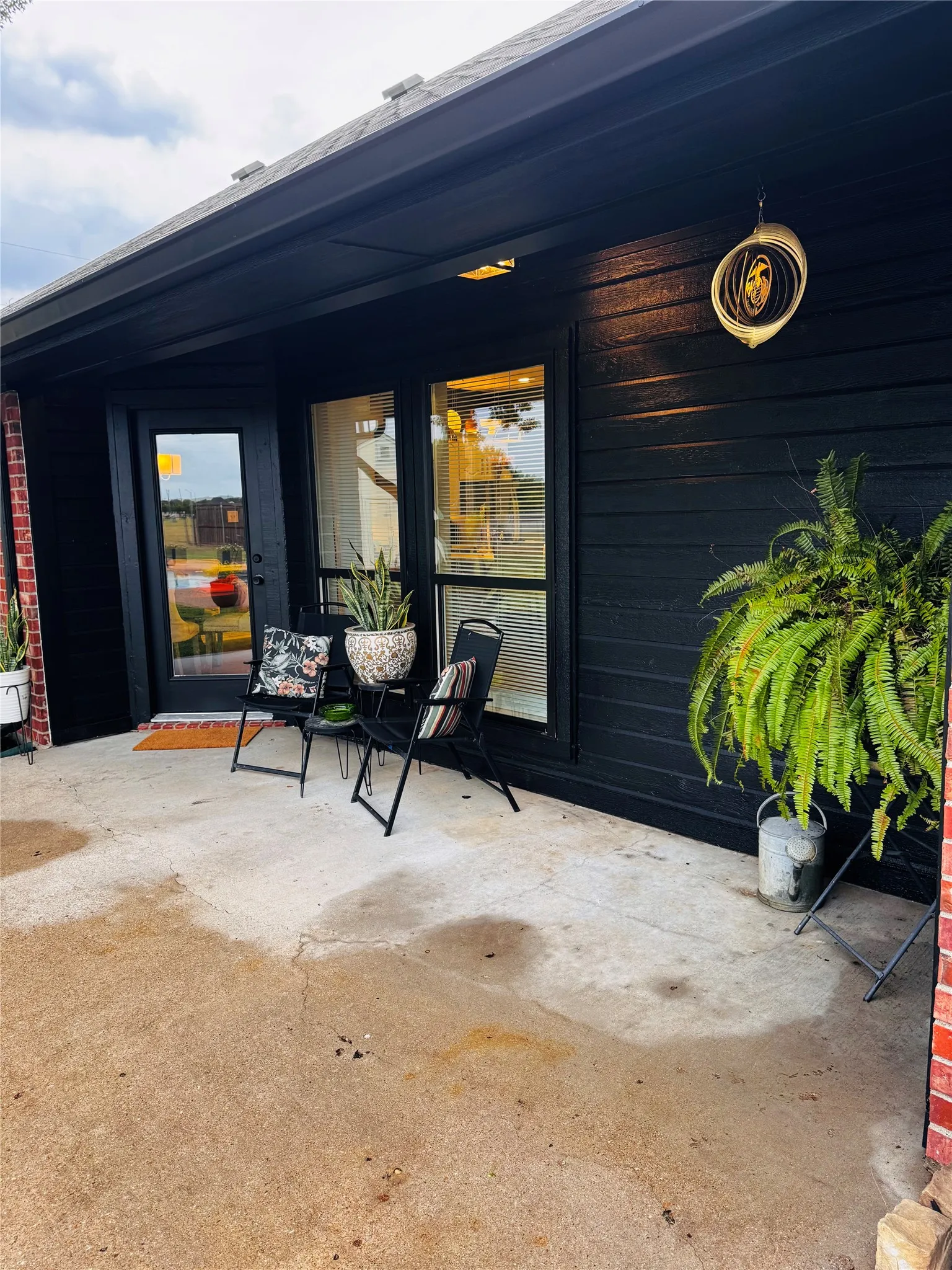 Single Family Residence For Sale in Ellis County , 709 Hollingsworth Lane, Red Oak, Texas 75154, 4 Bedroom, 3 Bathroom, 3 Garage spaces, 2,200 Sqft, built in 1996, mls#21384294, Real Estate Agent in Red Oak, Homes For Sale in Ellis county, Homes For Sale in Red Oak, Realtor in Red Oak Texas, Real Estate Brokerage Independent Realty Texas, Luminita Cordes Realtor