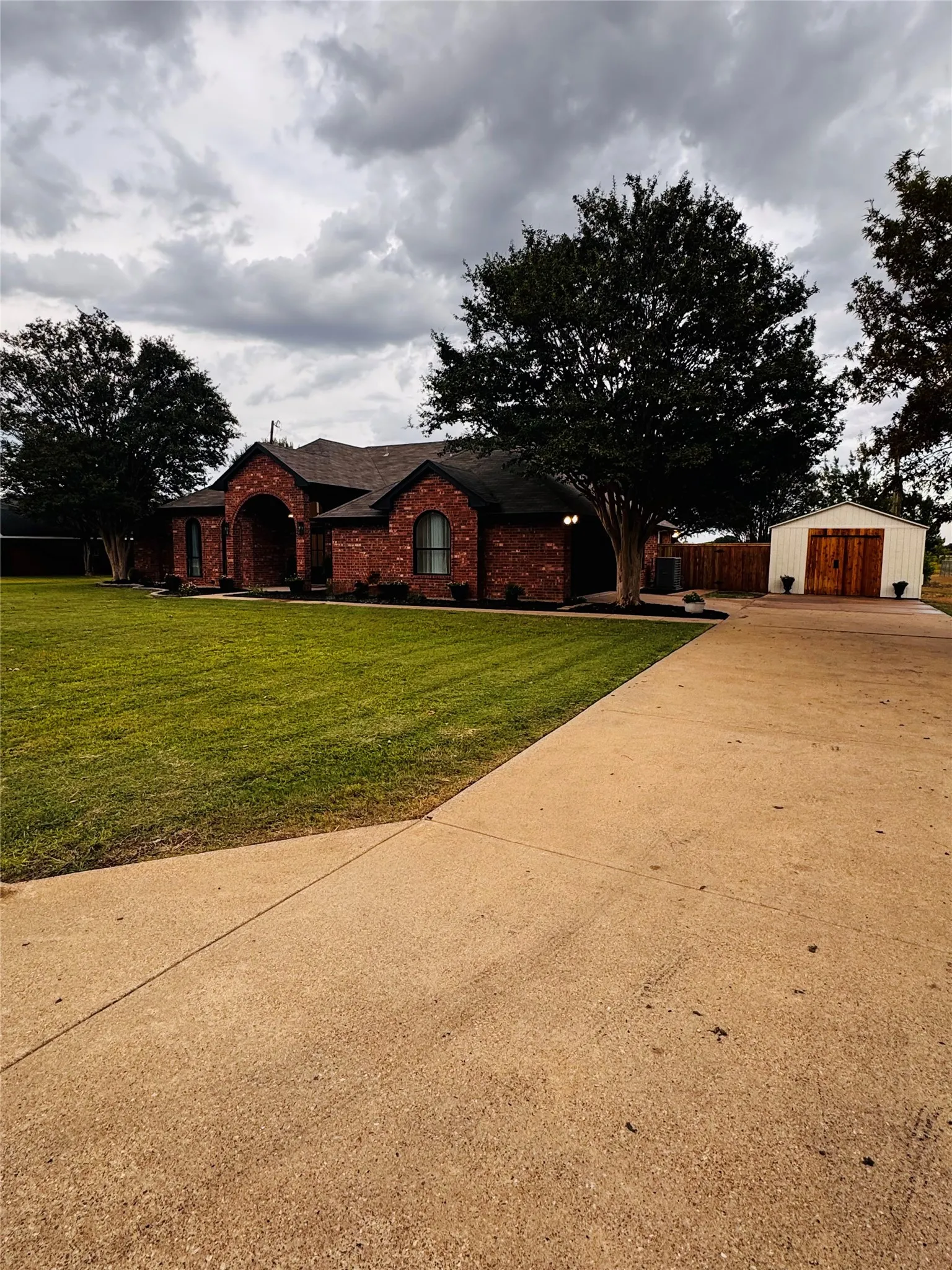 Single Family Residence For Sale in Ellis County , 709 Hollingsworth Lane, Red Oak, Texas 75154, 4 Bedroom, 3 Bathroom, 3 Garage spaces, 2,200 Sqft, built in 1996, mls#21384294, Real Estate Agent in Red Oak, Homes For Sale in Ellis county, Homes For Sale in Red Oak, Realtor in Red Oak Texas, Real Estate Brokerage Independent Realty Texas, Luminita Cordes Realtor
