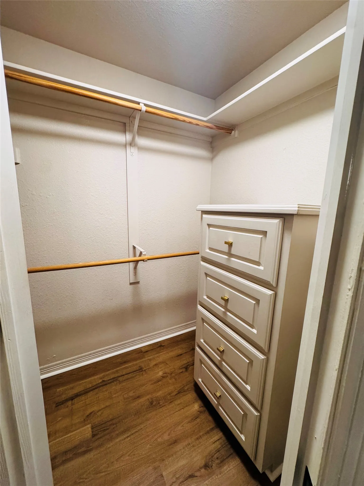 Single Family Residence For Sale in Ellis County , 709 Hollingsworth Lane, Red Oak, Texas 75154, 4 Bedroom, 3 Bathroom, 3 Garage spaces, 2,200 Sqft, built in 1996, mls#21384294, Real Estate Agent in Red Oak, Homes For Sale in Ellis county, Homes For Sale in Red Oak, Realtor in Red Oak Texas, Real Estate Brokerage Independent Realty Texas, Luminita Cordes Realtor