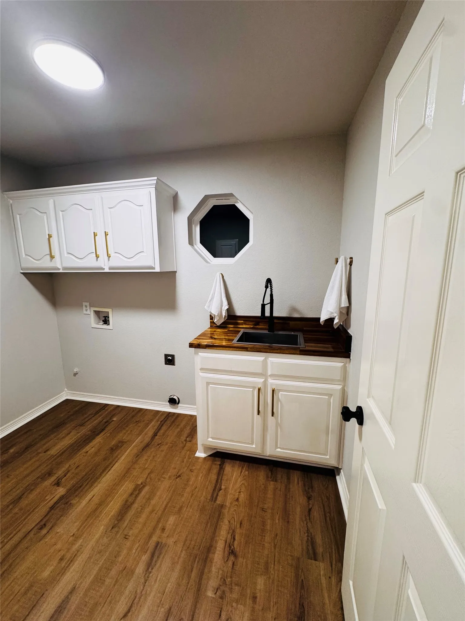 Single Family Residence For Sale in Ellis County , 709 Hollingsworth Lane, Red Oak, Texas 75154, 4 Bedroom, 3 Bathroom, 3 Garage spaces, 2,200 Sqft, built in 1996, mls#21384294, Real Estate Agent in Red Oak, Homes For Sale in Ellis county, Homes For Sale in Red Oak, Realtor in Red Oak Texas, Real Estate Brokerage Independent Realty Texas, Luminita Cordes Realtor