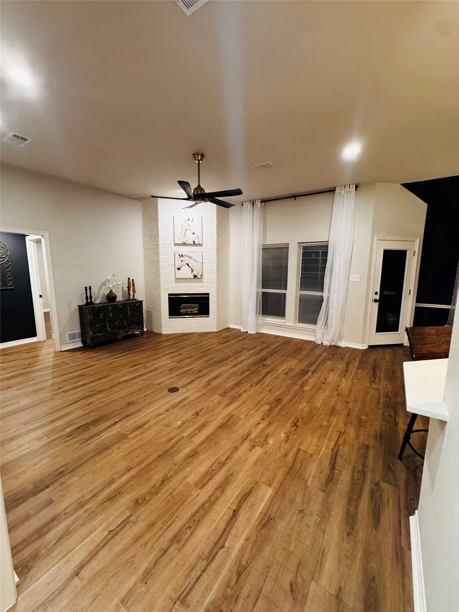 Single Family Residence For Sale in Ellis County , 709 Hollingsworth Lane, Red Oak, Texas 75154, 4 Bedroom, 3 Bathroom, 3 Garage spaces, 2,200 Sqft, built in 1996, mls#21384294, Real Estate Agent in Red Oak, Homes For Sale in Ellis county, Homes For Sale in Red Oak, Realtor in Red Oak Texas, Real Estate Brokerage Independent Realty Texas, Luminita Cordes Realtor