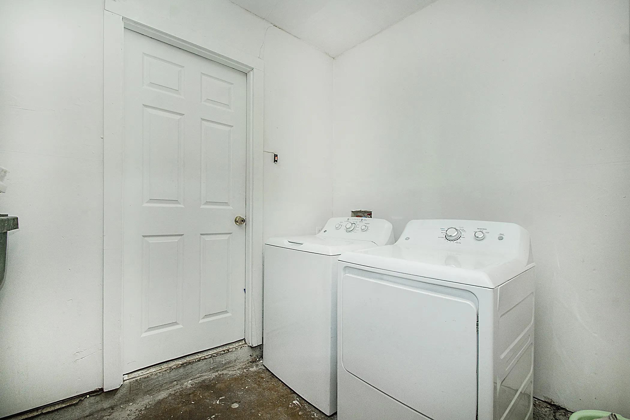 Single Family Residence For Sale in Dallas County , 1113 Trellis Drive, Garland, Texas 75040, 4 Bedroom, 2 Bathroom, 1 Garage spaces, 1,204 Sqft, built in 1963, mls#21384487, Real Estate Agent in Garland, Homes For Sale in Dallas county, Homes For Sale in Garland, Realtor in Garland Texas, Real Estate Brokerage Independent Realty Texas, Luminita Cordes Realtor