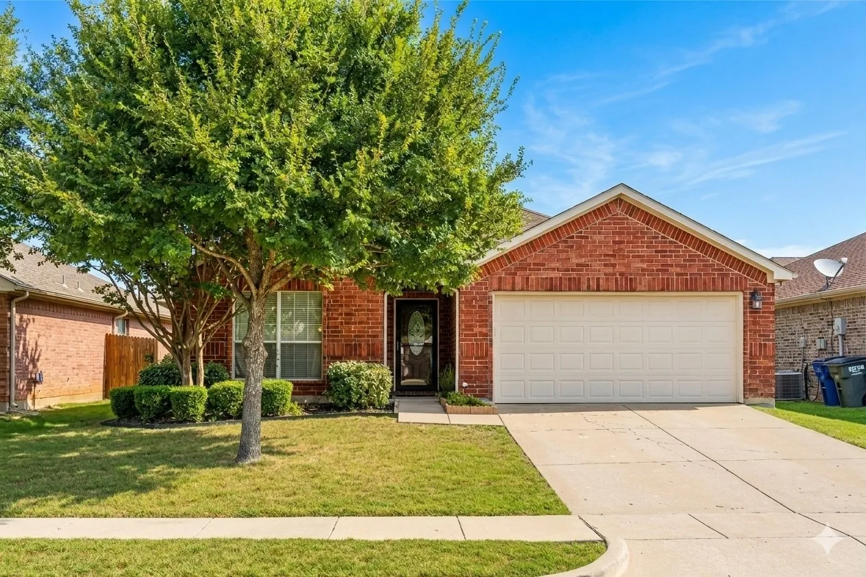 Single Family Residence For Sale in Denton County , 2029 Sunny Side Drive, Little Elm, Texas 75068, 3 Bedroom, 2 Bathroom, 2 Garage spaces, 1,873 Sqft, built in 2007, mls#21382278, Real Estate Agent in Little Elm, Homes For Sale in Denton county, Homes For Sale in Little Elm, Realtor in Little Elm Texas, Real Estate Brokerage Independent Realty Texas, Luminita Cordes Realtor