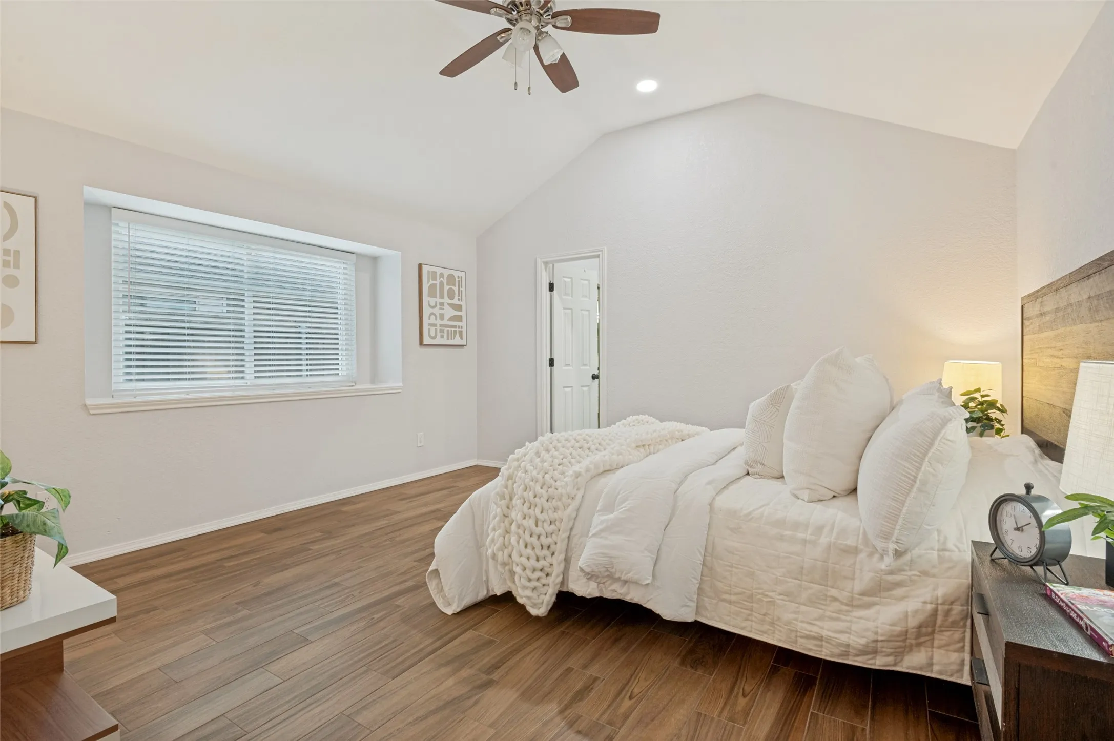 Single Family Residence For Sale in Denton County , 2021 Clearwater Trail, Carrollton, Texas 75010, 3 Bedroom, 2 Bathroom, 2 Garage spaces, 1,763 Sqft, built in 1985, mls#21384143, Real Estate Agent in Carrollton, Homes For Sale in Denton county, Homes For Sale in Carrollton, Realtor in Carrollton Texas, Real Estate Brokerage Independent Realty Texas, Luminita Cordes Realtor