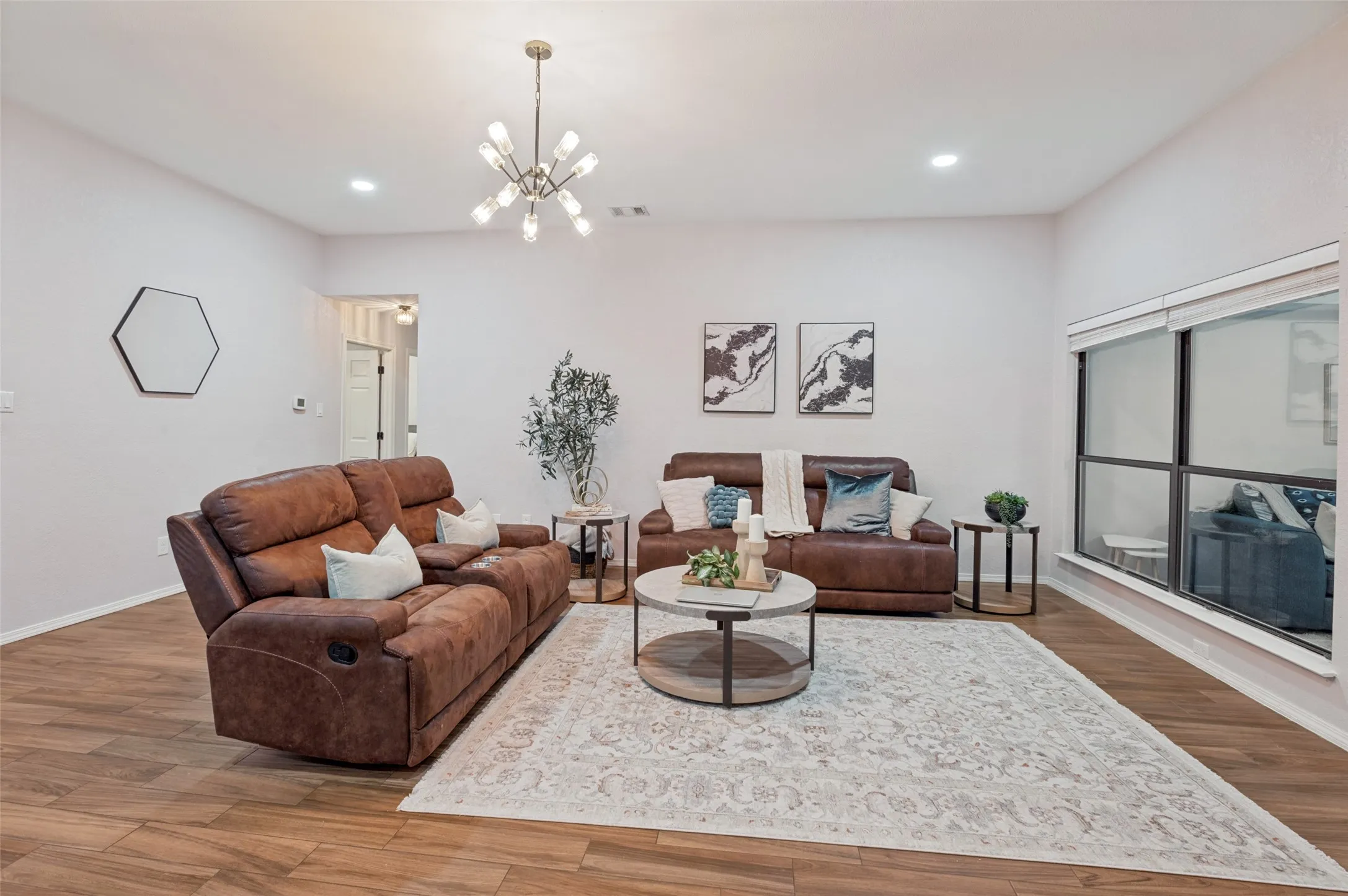 Single Family Residence For Sale in Denton County , 2021 Clearwater Trail, Carrollton, Texas 75010, 3 Bedroom, 2 Bathroom, 2 Garage spaces, 1,763 Sqft, built in 1985, mls#21384143, Real Estate Agent in Carrollton, Homes For Sale in Denton county, Homes For Sale in Carrollton, Realtor in Carrollton Texas, Real Estate Brokerage Independent Realty Texas, Luminita Cordes Realtor