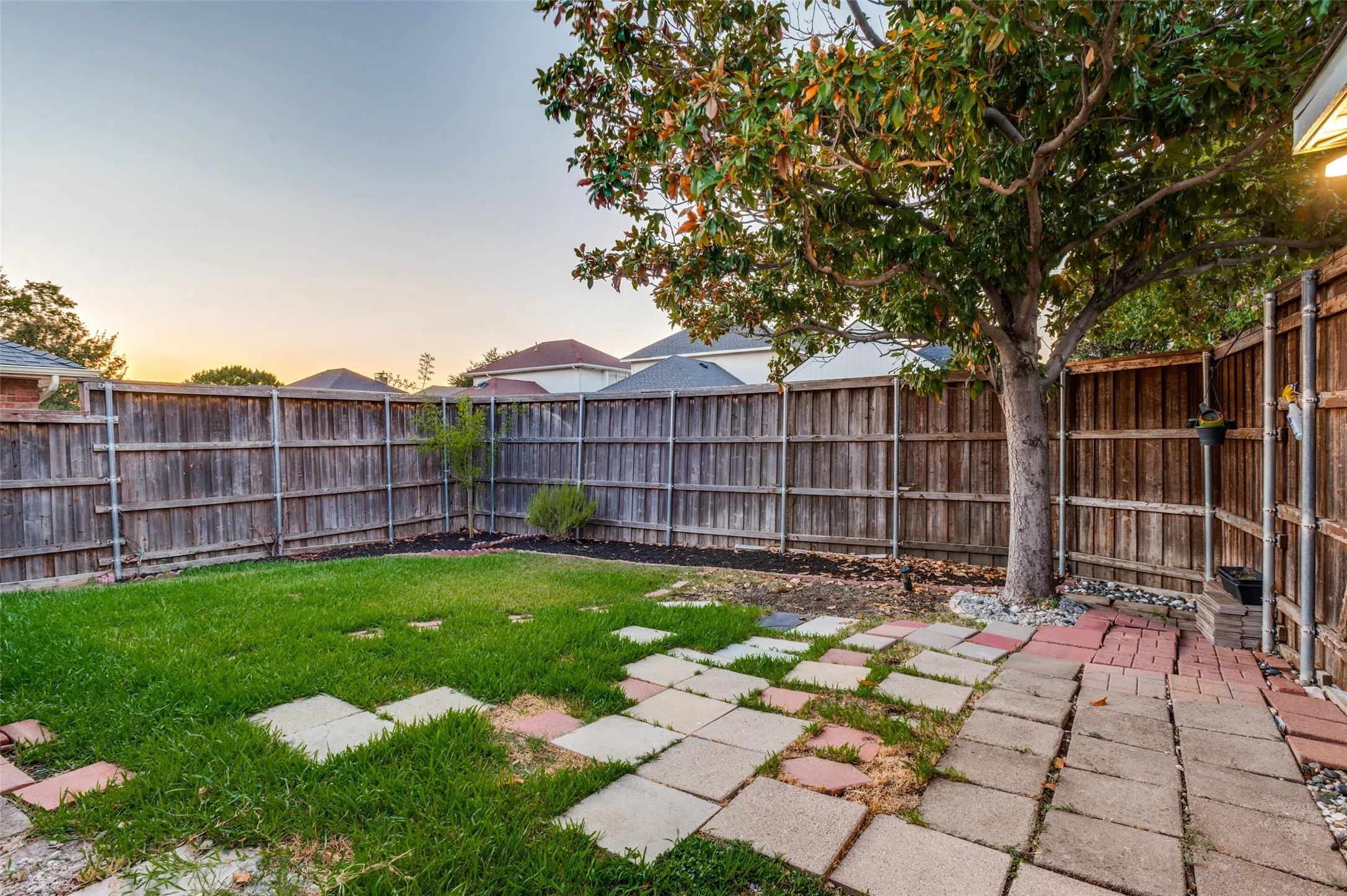 Single Family Residence For Sale in Denton County , 2021 Clearwater Trail, Carrollton, Texas 75010, 3 Bedroom, 2 Bathroom, 2 Garage spaces, 1,763 Sqft, built in 1985, mls#21384143, Real Estate Agent in Carrollton, Homes For Sale in Denton county, Homes For Sale in Carrollton, Realtor in Carrollton Texas, Real Estate Brokerage Independent Realty Texas, Luminita Cordes Realtor