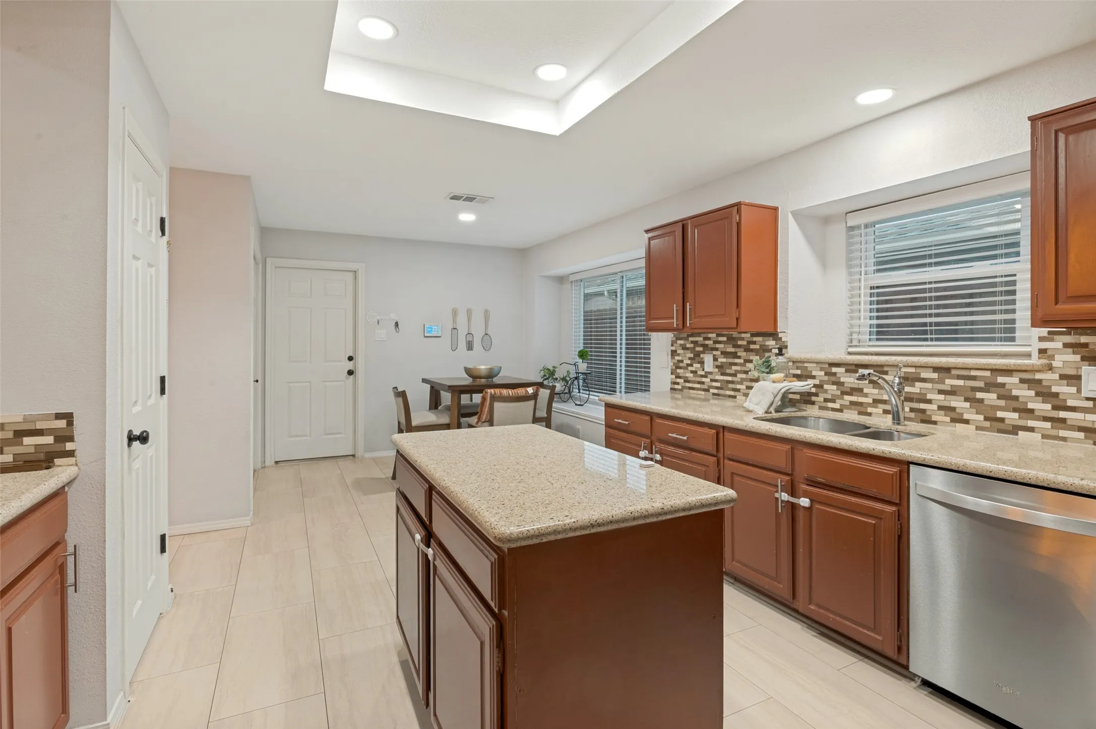 Single Family Residence For Sale in Denton County , 2021 Clearwater Trail, Carrollton, Texas 75010, 3 Bedroom, 2 Bathroom, 2 Garage spaces, 1,763 Sqft, built in 1985, mls#21384143, Real Estate Agent in Carrollton, Homes For Sale in Denton county, Homes For Sale in Carrollton, Realtor in Carrollton Texas, Real Estate Brokerage Independent Realty Texas, Luminita Cordes Realtor