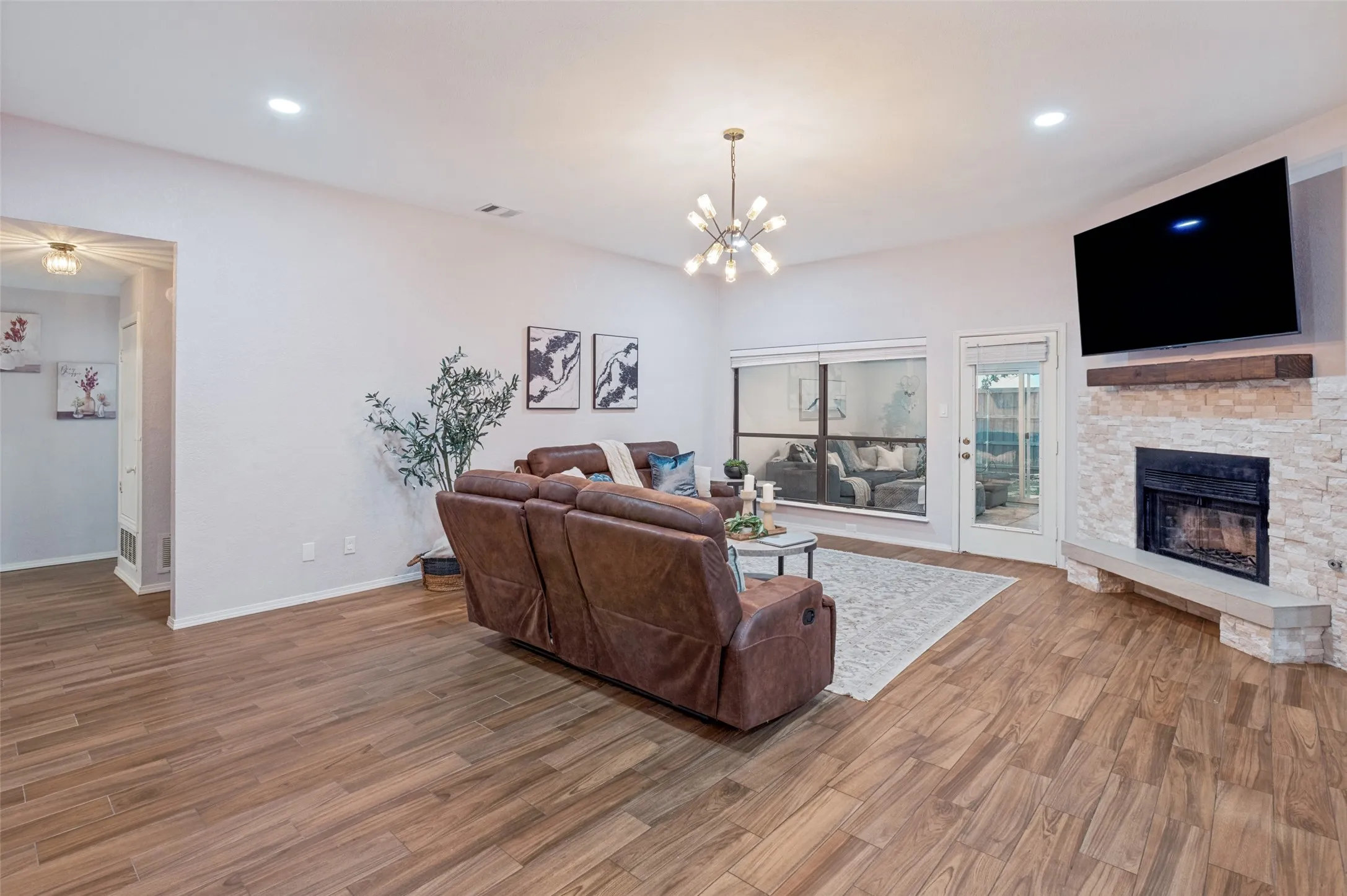 Single Family Residence For Sale in Denton County , 2021 Clearwater Trail, Carrollton, Texas 75010, 3 Bedroom, 2 Bathroom, 2 Garage spaces, 1,763 Sqft, built in 1985, mls#21384143, Real Estate Agent in Carrollton, Homes For Sale in Denton county, Homes For Sale in Carrollton, Realtor in Carrollton Texas, Real Estate Brokerage Independent Realty Texas, Luminita Cordes Realtor