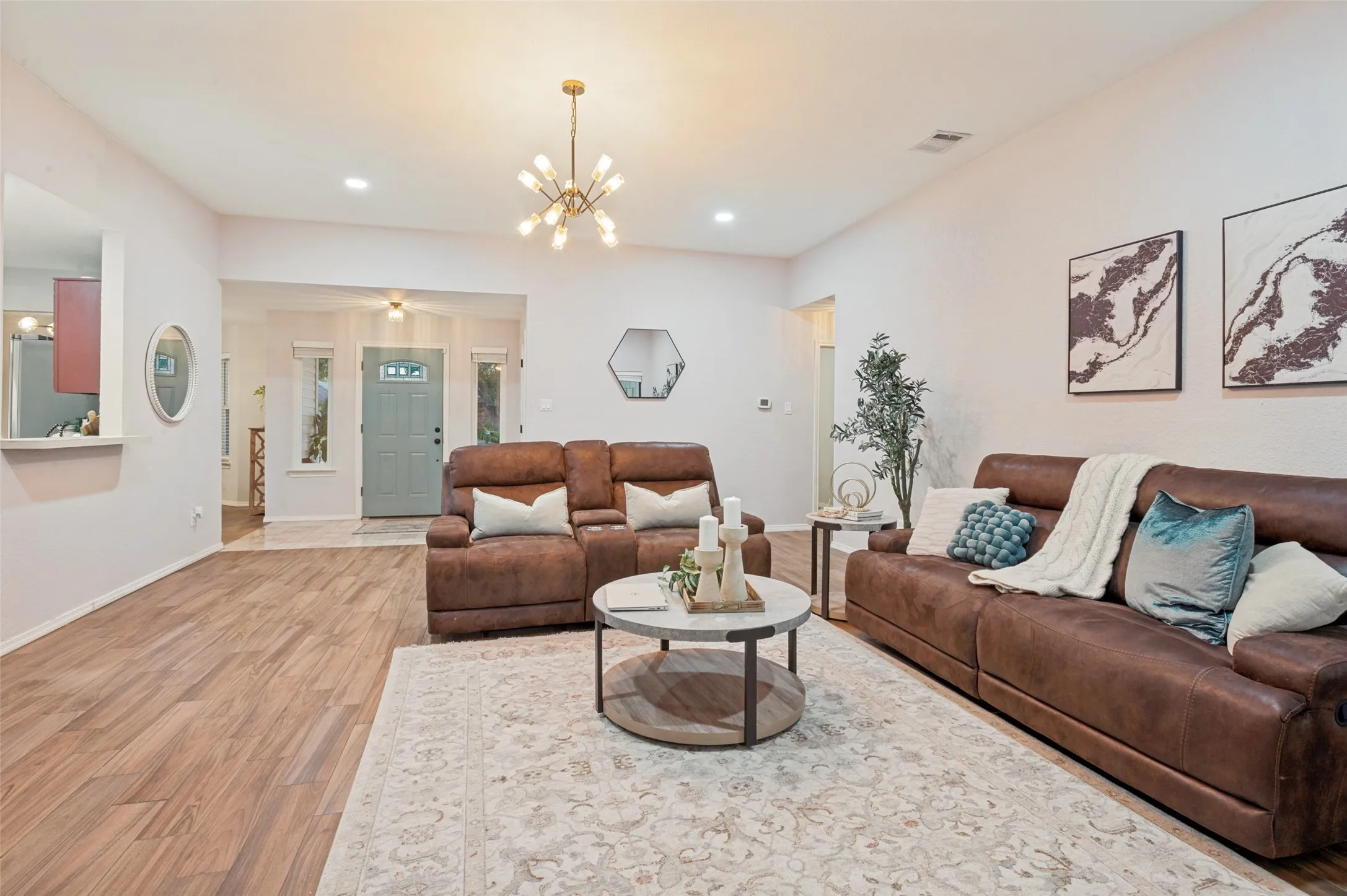Single Family Residence For Sale in Denton County , 2021 Clearwater Trail, Carrollton, Texas 75010, 3 Bedroom, 2 Bathroom, 2 Garage spaces, 1,763 Sqft, built in 1985, mls#21384143, Real Estate Agent in Carrollton, Homes For Sale in Denton county, Homes For Sale in Carrollton, Realtor in Carrollton Texas, Real Estate Brokerage Independent Realty Texas, Luminita Cordes Realtor