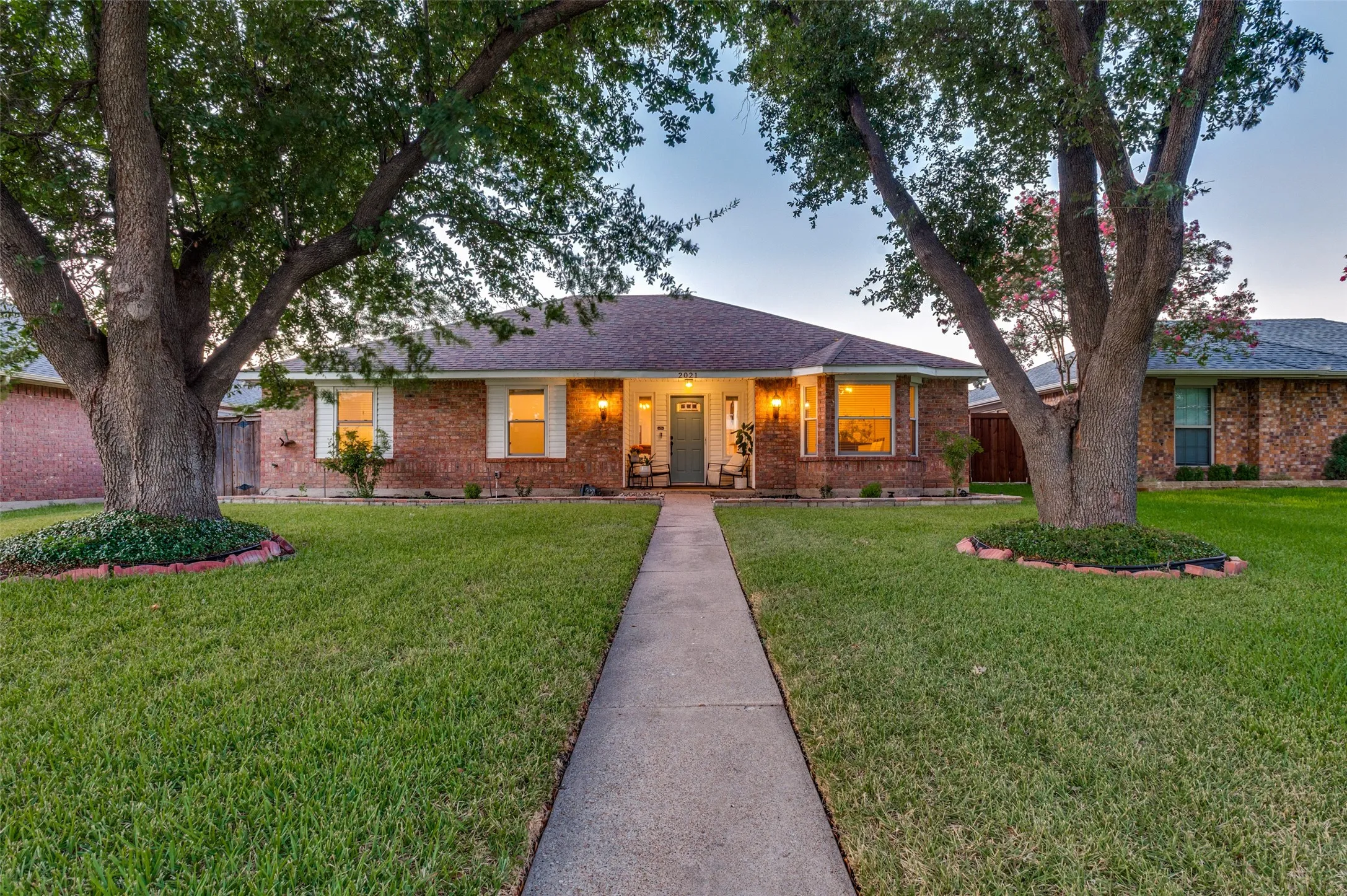 Single Family Residence For Sale in Denton County , 2021 Clearwater Trail, Carrollton, Texas 75010, 3 Bedroom, 2 Bathroom, 2 Garage spaces, 1,763 Sqft, built in 1985, mls#21384143, Real Estate Agent in Carrollton, Homes For Sale in Denton county, Homes For Sale in Carrollton, Realtor in Carrollton Texas, Real Estate Brokerage Independent Realty Texas, Luminita Cordes Realtor
