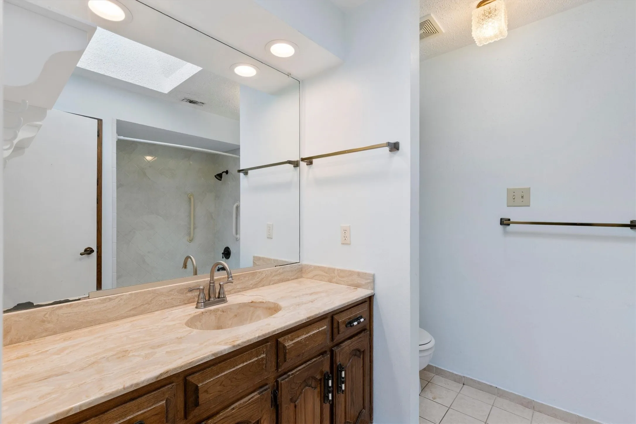 Single Family Residence For Sale in Collin County , 1617 Danube Lane, Plano, Texas 75075, 3 Bedroom, 2 Bathroom, 2 Garage spaces, 2,107 Sqft, built in 1981, mls#21379425, Real Estate Agent in Plano, Homes For Sale in Collin county, Homes For Sale in Plano, Realtor in Plano Texas, Real Estate Brokerage Independent Realty Texas, Luminita Cordes Realtor