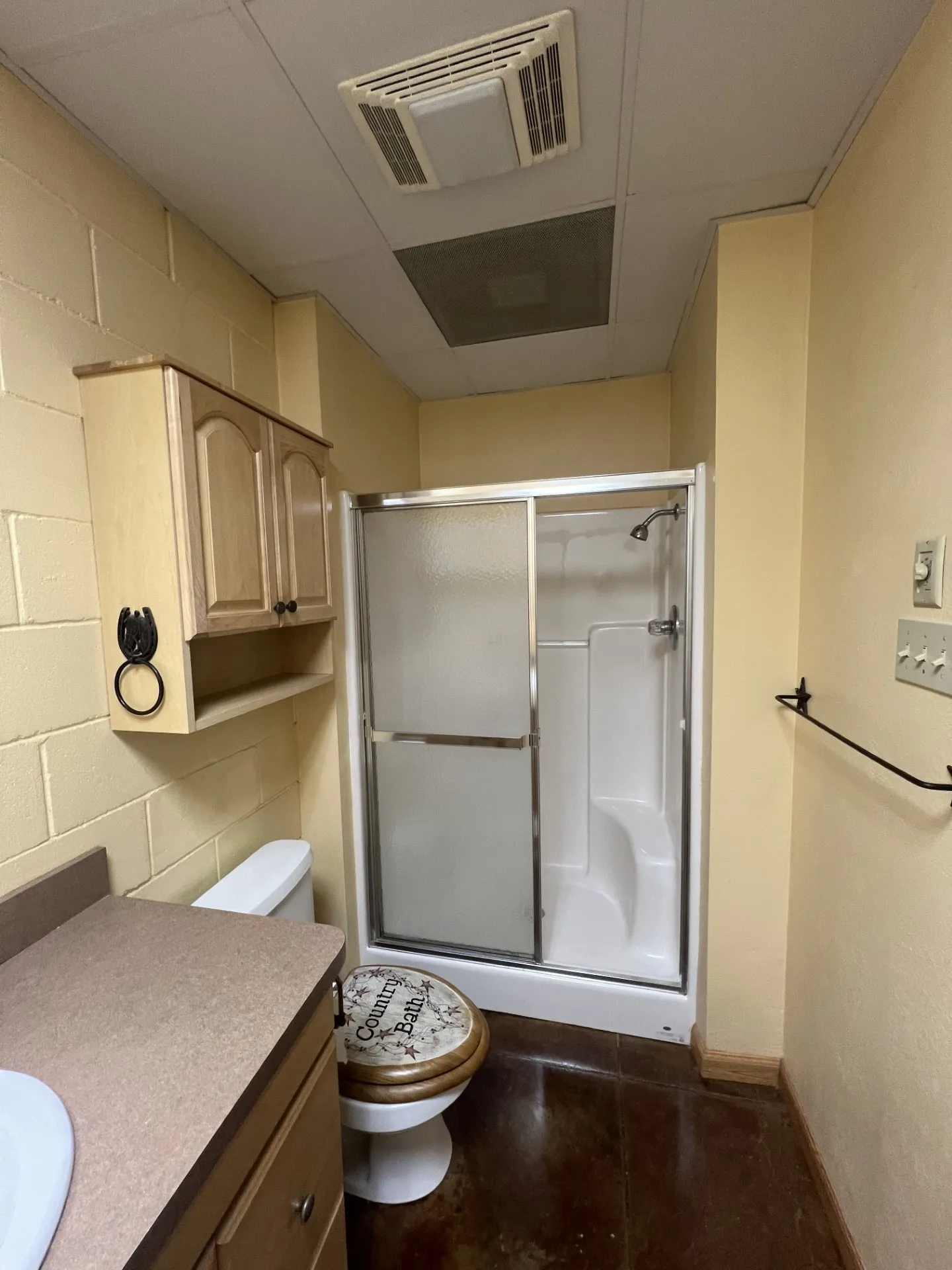Single Family Residence For Rent in Van Zandt County , 1976 Vz County Road 3507, Edgewood, Texas 75117, 1 Bedroom, 1 Bathroom, Garage spaces, 576 Sqft, built in 2007, mls#21382360, Real Estate Agent in Edgewood, Homes For Rent in Van Zandt county, Homes For Rent in Edgewood, Realtor in Edgewood Texas, Real Estate Brokerage Independent Realty Texas, Luminita Cordes Realtor