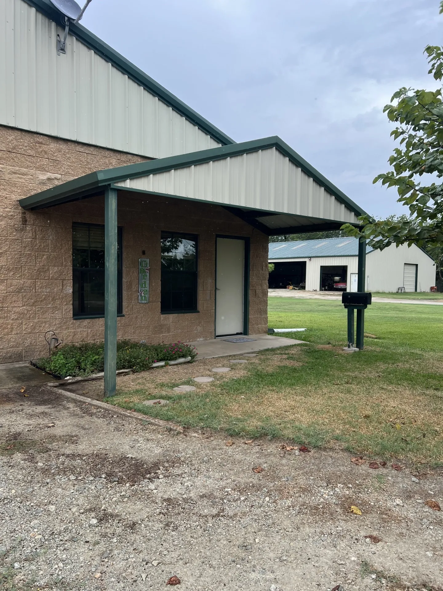 Single Family Residence For Rent in Van Zandt County , 1976 Vz County Road 3507, Edgewood, Texas 75117, 1 Bedroom, 1 Bathroom, Garage spaces, 576 Sqft, built in 2007, mls#21382360, Real Estate Agent in Edgewood, Homes For Rent in Van Zandt county, Homes For Rent in Edgewood, Realtor in Edgewood Texas, Real Estate Brokerage Independent Realty Texas, Luminita Cordes Realtor