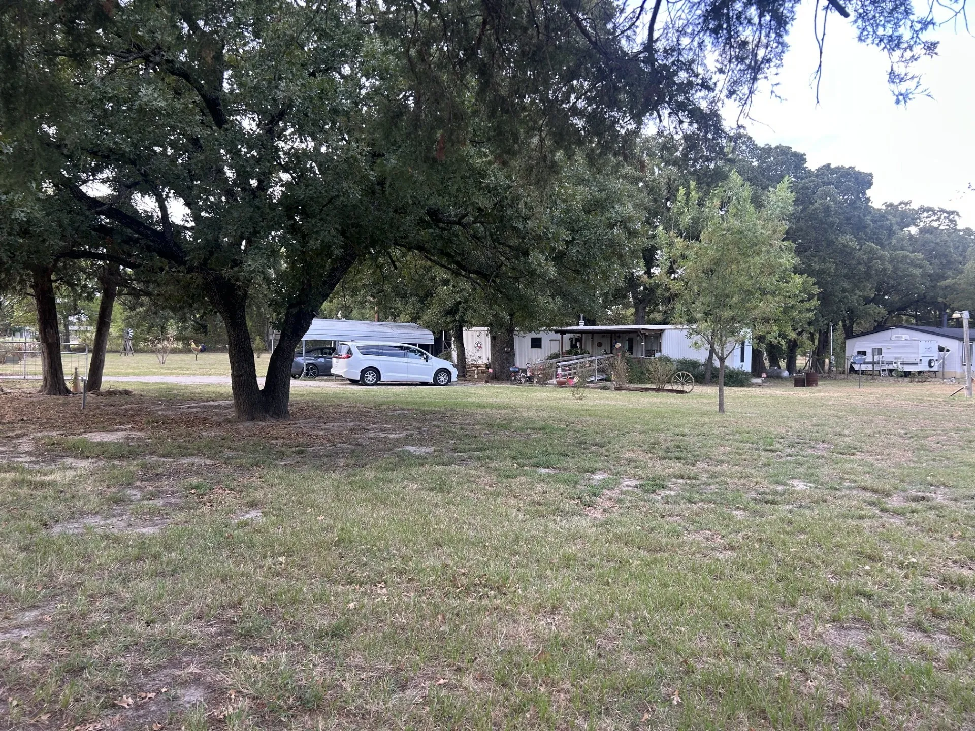 Mobile Home For Sale in Hunt County , 9277 Morris Drive, Hawk Cove, Texas 75474, 3 Bedroom, 1 Bathroom, Garage spaces, 840 Sqft, built in 1974, mls#21380228, Real Estate Agent in Hawk Cove, Homes For Sale in Hunt county, Homes For Sale in Hawk Cove, Realtor in Hawk Cove Texas, Real Estate Brokerage Independent Realty Texas, Luminita Cordes Realtor