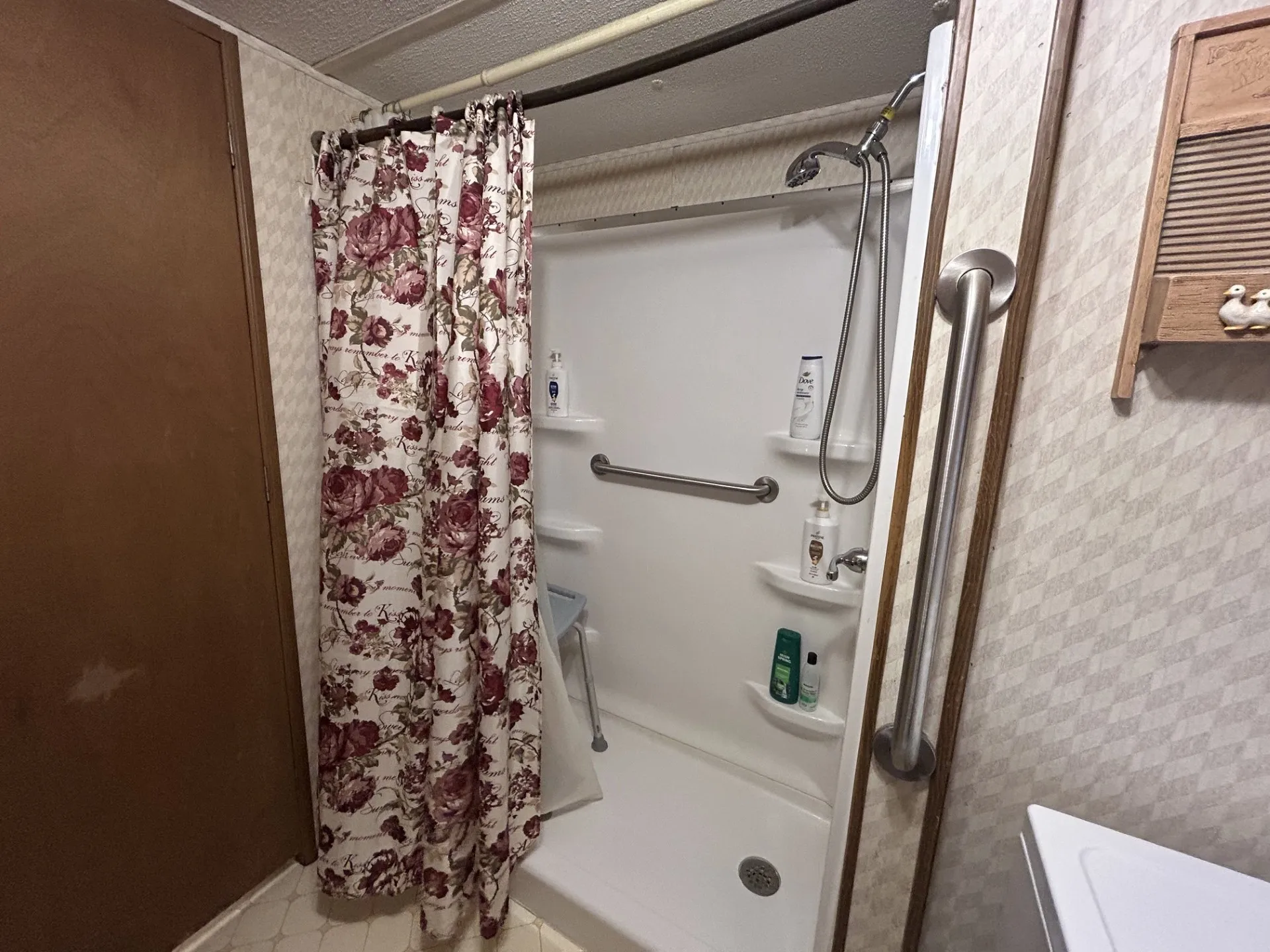 Mobile Home For Sale in Hunt County , 9277 Morris Drive, Hawk Cove, Texas 75474, 3 Bedroom, 1 Bathroom, Garage spaces, 840 Sqft, built in 1974, mls#21380228, Real Estate Agent in Hawk Cove, Homes For Sale in Hunt county, Homes For Sale in Hawk Cove, Realtor in Hawk Cove Texas, Real Estate Brokerage Independent Realty Texas, Luminita Cordes Realtor