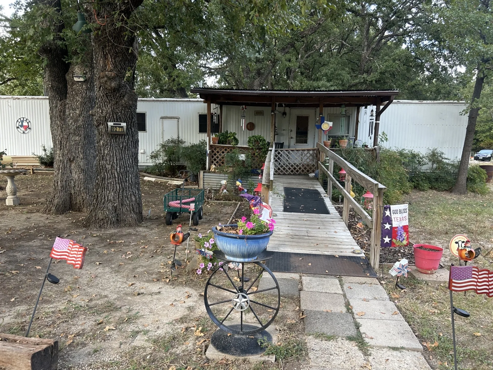Mobile Home For Sale in Hunt County , 9277 Morris Drive, Hawk Cove, Texas 75474, 3 Bedroom, 1 Bathroom, Garage spaces, 840 Sqft, built in 1974, mls#21380228, Real Estate Agent in Hawk Cove, Homes For Sale in Hunt county, Homes For Sale in Hawk Cove, Realtor in Hawk Cove Texas, Real Estate Brokerage Independent Realty Texas, Luminita Cordes Realtor