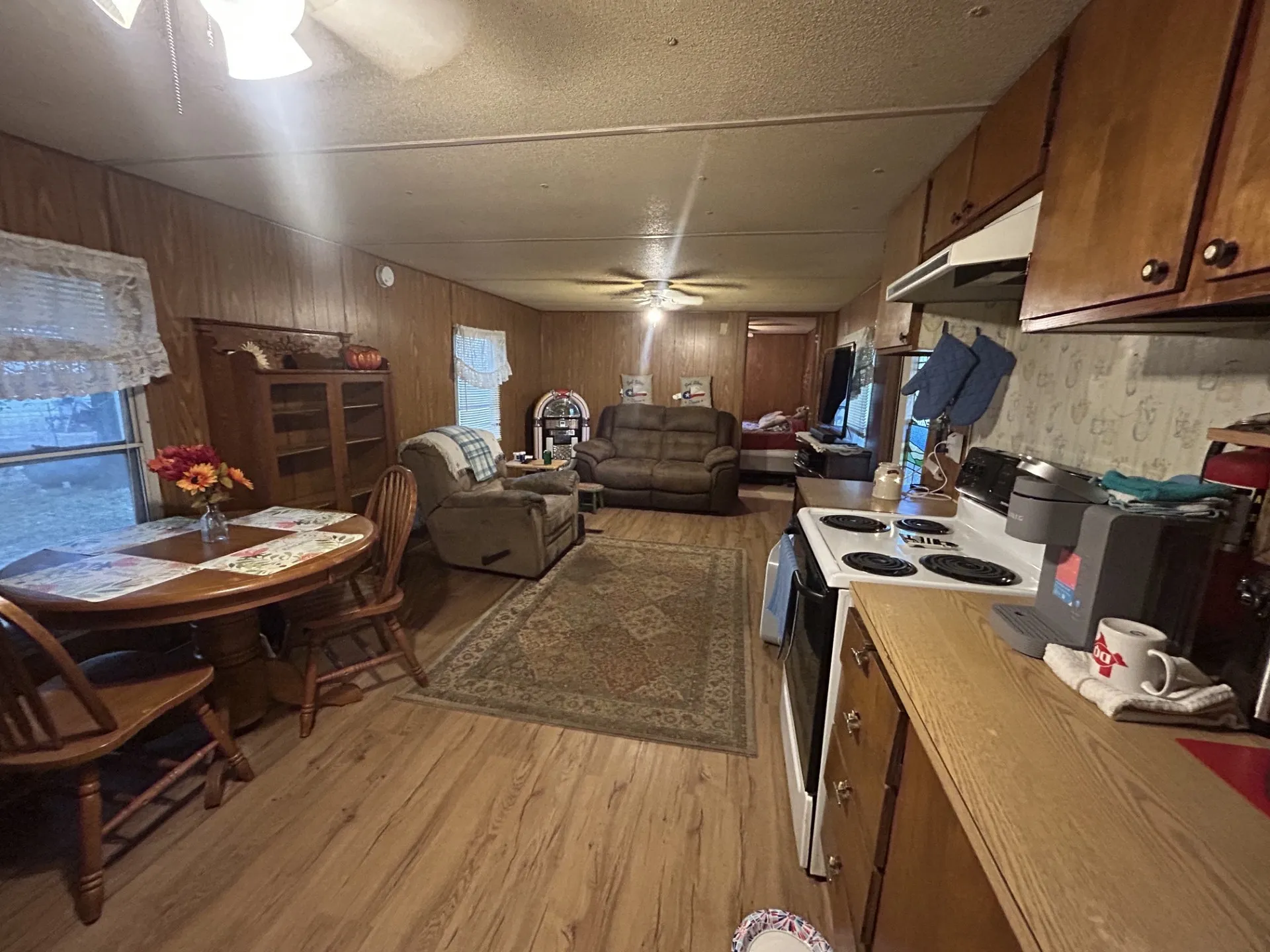 Mobile Home For Sale in Hunt County , 9277 Morris Drive, Hawk Cove, Texas 75474, 3 Bedroom, 1 Bathroom, Garage spaces, 840 Sqft, built in 1974, mls#21380228, Real Estate Agent in Hawk Cove, Homes For Sale in Hunt county, Homes For Sale in Hawk Cove, Realtor in Hawk Cove Texas, Real Estate Brokerage Independent Realty Texas, Luminita Cordes Realtor