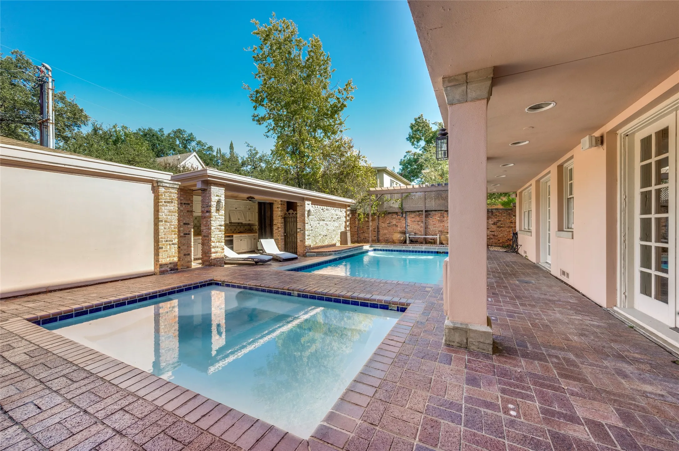 Duplex For Rent in Dallas County , 4520 Westway Avenue, Highland Park, Texas 75205, 2 Bedroom, 3 Bathroom, 2 Garage spaces, 2,700 Sqft, built in 1981, mls#21384505, Real Estate Agent in Highland Park, Homes For Rent in Dallas county, Homes For Rent in Highland Park, Realtor in Highland Park Texas, Real Estate Brokerage Independent Realty Texas, Luminita Cordes Realtor