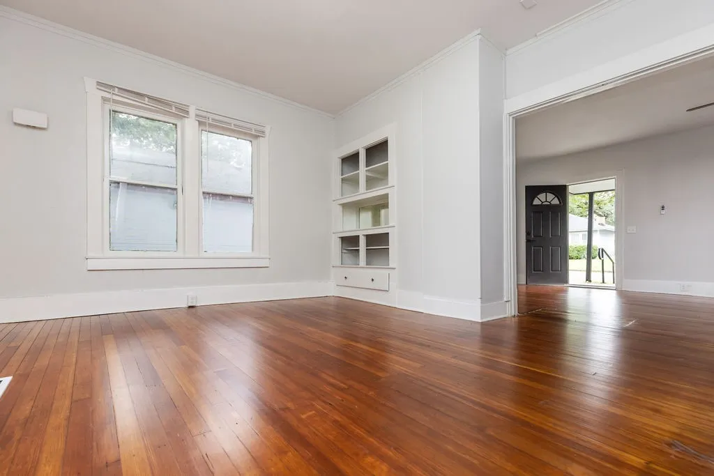 Single Family Residence For Rent in Grayson County , 1025 W Walker Street, Denison, Texas 75020, 3 Bedroom, 2 Bathroom, Garage spaces, 1,864 Sqft, built in 1936, mls#21384511, Real Estate Agent in Denison, Homes For Rent in Grayson county, Homes For Rent in Denison, Realtor in Denison Texas, Real Estate Brokerage Independent Realty Texas, Luminita Cordes Realtor