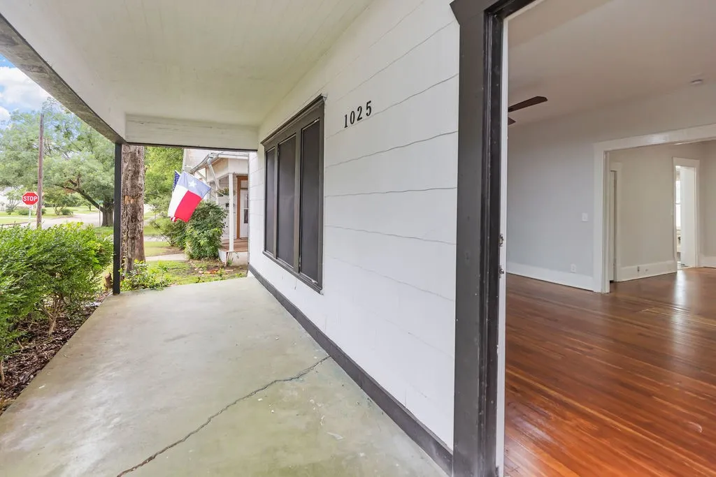 Single Family Residence For Rent in Grayson County , 1025 W Walker Street, Denison, Texas 75020, 3 Bedroom, 2 Bathroom, Garage spaces, 1,864 Sqft, built in 1936, mls#21384511, Real Estate Agent in Denison, Homes For Rent in Grayson county, Homes For Rent in Denison, Realtor in Denison Texas, Real Estate Brokerage Independent Realty Texas, Luminita Cordes Realtor