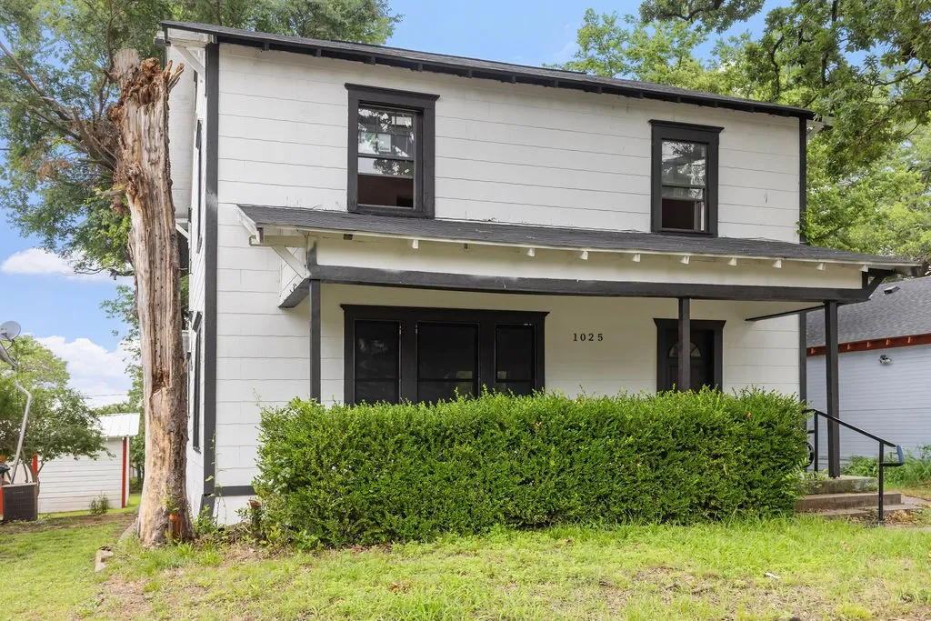 Single Family Residence For Rent in Grayson County , 1025 W Walker Street, Denison, Texas 75020, 3 Bedroom, 2 Bathroom, Garage spaces, 1,864 Sqft, built in 1936, mls#21384511, Real Estate Agent in Denison, Homes For Rent in Grayson county, Homes For Rent in Denison, Realtor in Denison Texas, Real Estate Brokerage Independent Realty Texas, Luminita Cordes Realtor