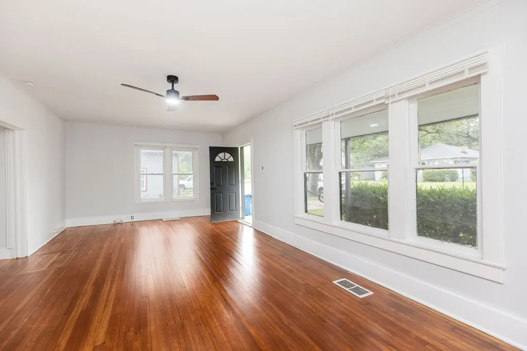 Single Family Residence For Rent in Grayson County , 1025 W Walker Street, Denison, Texas 75020, 3 Bedroom, 2 Bathroom, Garage spaces, 1,864 Sqft, built in 1936, mls#21384511, Real Estate Agent in Denison, Homes For Rent in Grayson county, Homes For Rent in Denison, Realtor in Denison Texas, Real Estate Brokerage Independent Realty Texas, Luminita Cordes Realtor
